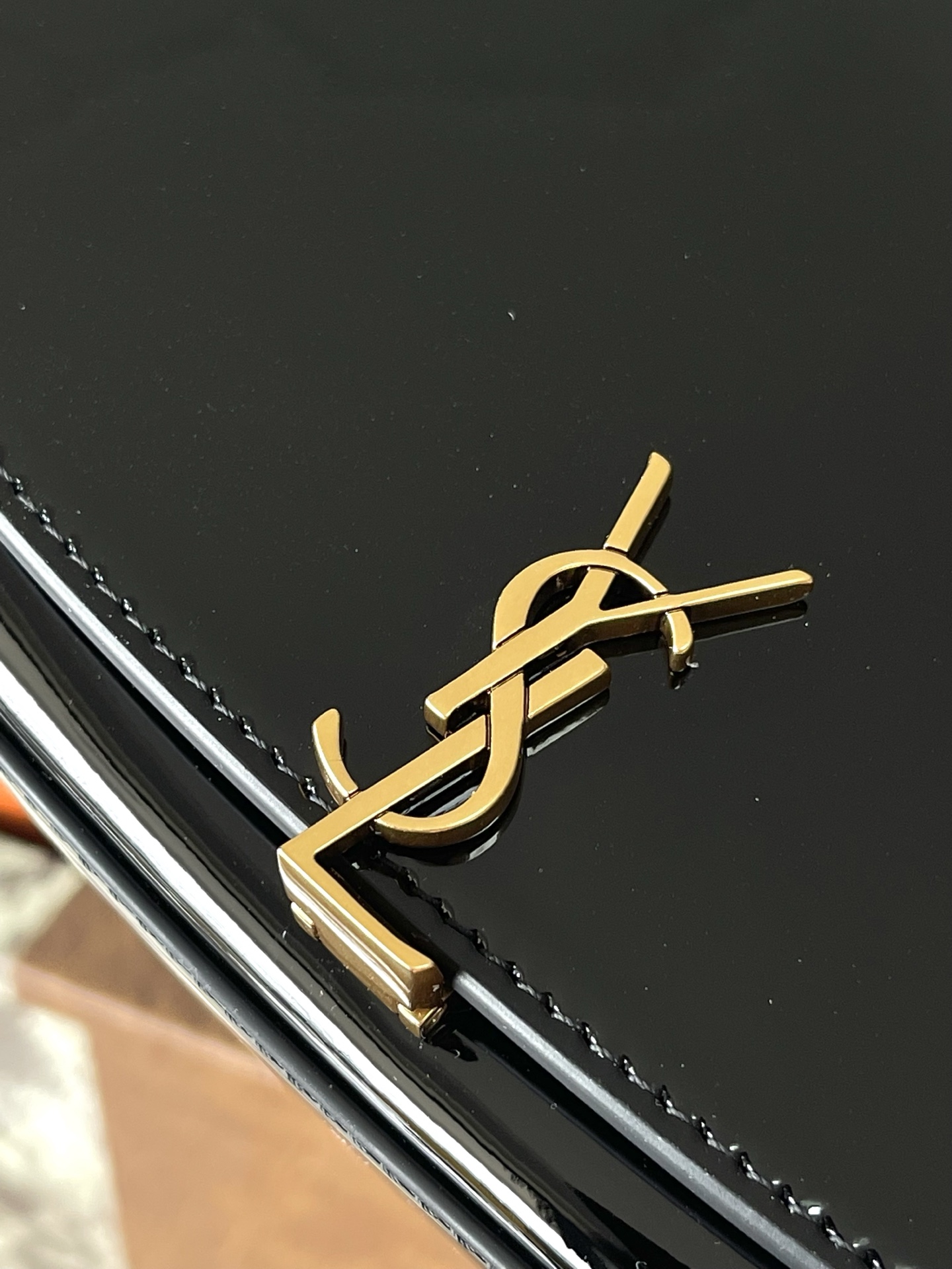 Givenchy 黑色漆皮/金 、精品专供 24迷你Voltaire腋下包 極簡主義最愛的款式
