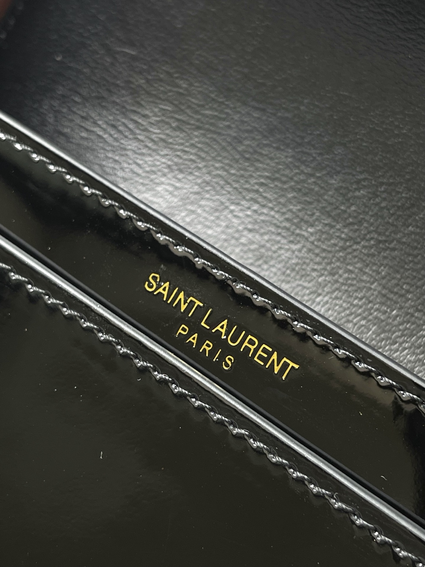 Givenchy 黑色漆皮/金 、精品专供 24迷你Voltaire腋下包 極簡主義最愛的款式