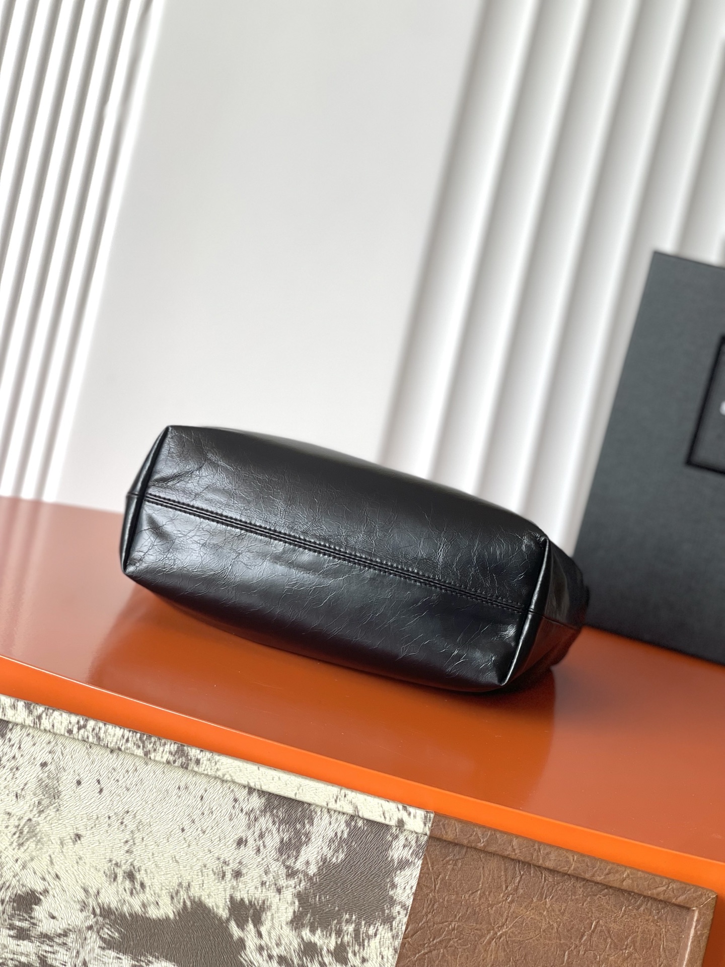 Bottega Veneta 油腊黑皮/金 最新款 油蜡皮链条Hobo包 光泽感满满 手感柔软又耐用 感十足