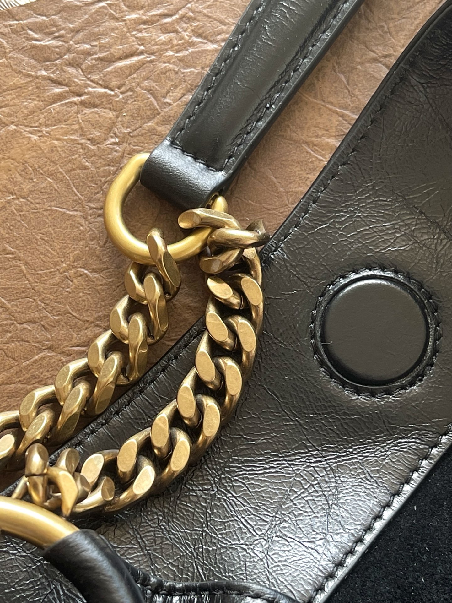 Bottega Veneta 油腊黑皮/金 最新款 油蜡皮链条Hobo包 光泽感满满 手感柔软又耐用 感十足