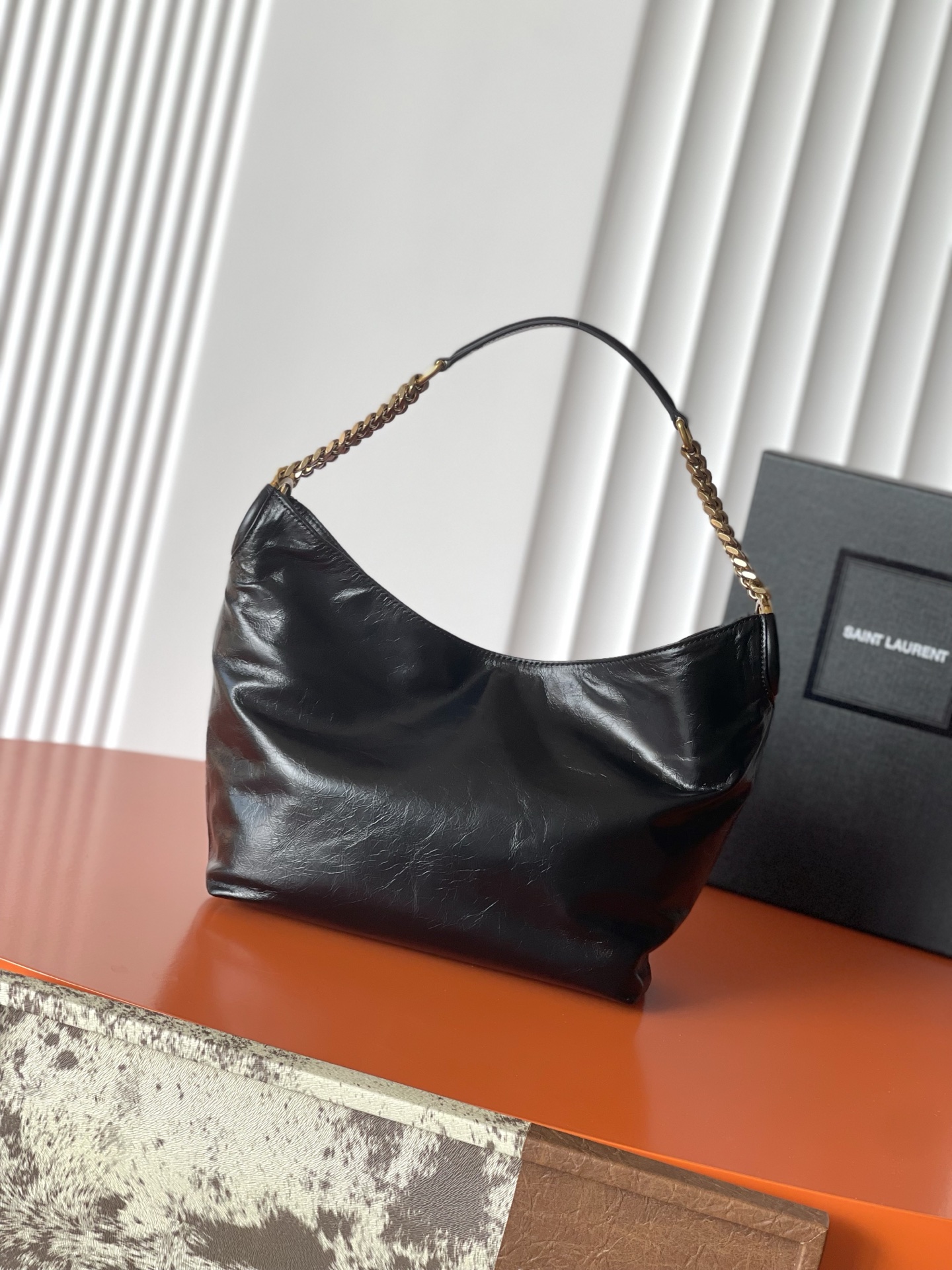 Bottega Veneta 油腊黑皮/金 最新款 油蜡皮链条Hobo包 光泽感满满 手感柔软又耐用 感十足