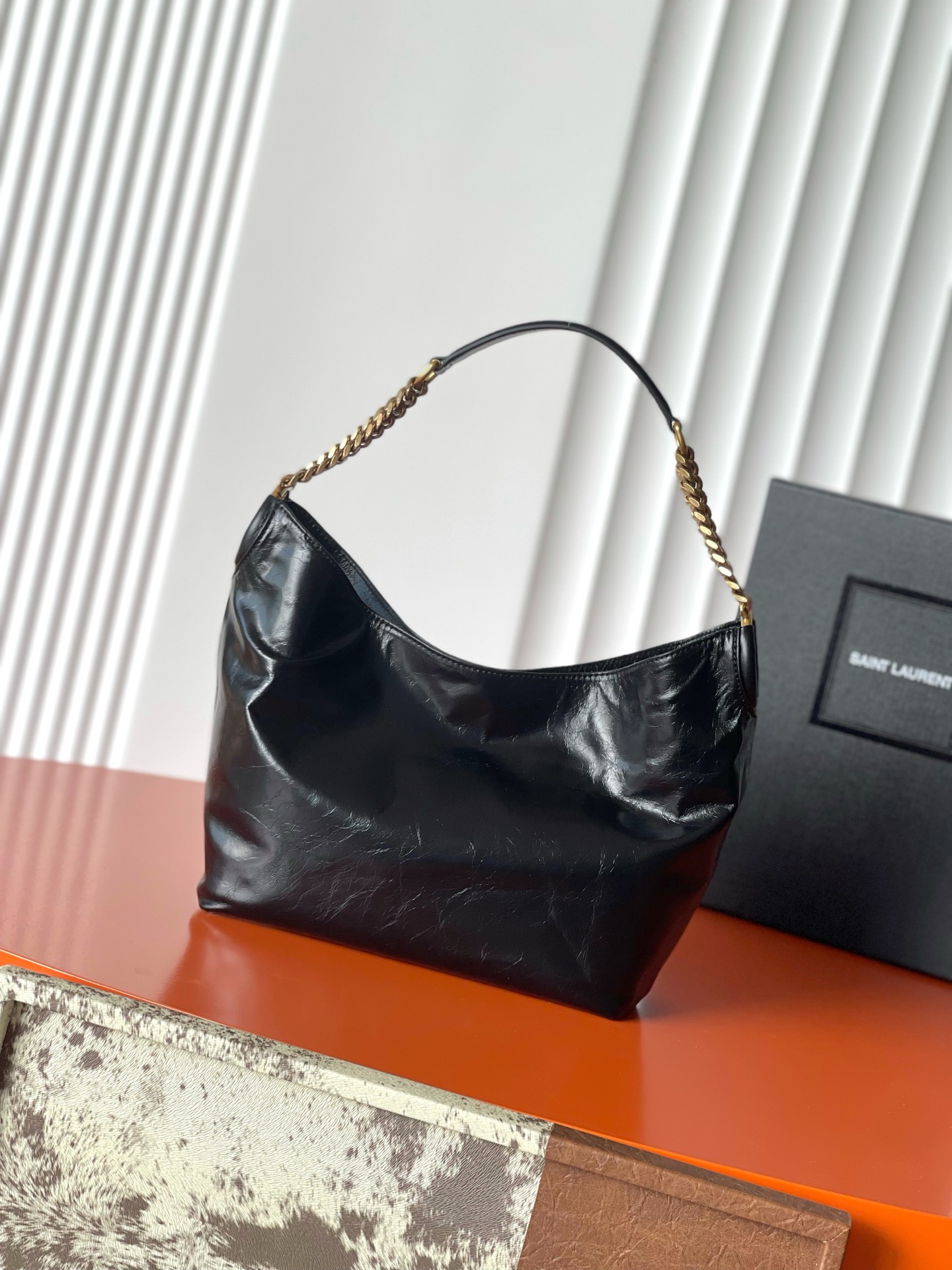 Bottega Veneta 油腊黑皮/金 最新款 油蜡皮链条Hobo包 光泽感满满 手感柔软又耐用 感十足