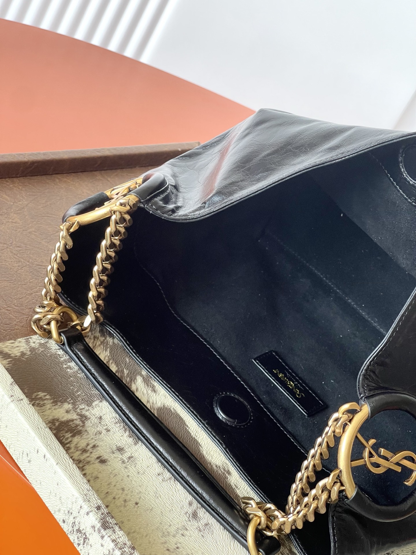 Bottega Veneta 油腊黑皮/金 最新款 油蜡皮链条Hobo包 光泽感满满 手感柔软又耐用 感十足