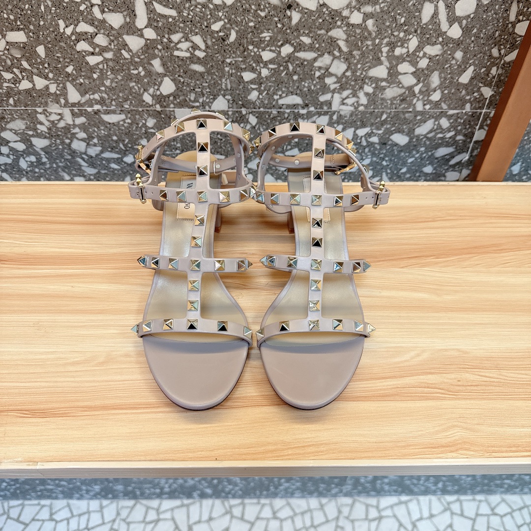 NO:169662,[Valen*'tino] The classic rivet sandals work has become one of Valen**tino's important iconic elements since the launch of the Rockstud Collection series. The unique handmade oil edge craftsmanship strives for excellence, domineering rivets, and sweet or deep colors, are essential items for every woman's shoe cabinet!  Imported original cowhide, original color cuts the whole piece of leather!  Eliminate splicing. Fully handmade oil edges Original sheepskin inner lining and footrests Original mold opening without fading, non-oxidation electroplating rivets Italian grade leather outsole size35-40 (34.40.41.42 customized without return or replacement) Heel height 6cm, 9cm vt rough cool VT rough cool, sandals, valentino, sandals, cowhide, sheepskin, Leather soles19860909【Valen*‘tino】铆钉凉鞋经典之作,自Rockstud Collection系列推出以来,俨然成了Valen**tino一个重要的标志性元素之一.独特的手工油边工艺精益求精,霸气凌人的铆钉,还有或甜美或深沉的色彩,是每一个女人的鞋柜必备单品！ 进口原版牛皮制作,原版对色 整张皮料切割！杜绝拼接. 全手工油边 原版羊皮内里及垫脚 原版开模不掉色、不氧化电镀铆钉 意大利级真皮大底 size35-40（34.40.41.42定做不退不换） 跟高6cm,9cm vt粗凉 VT 粗凉,凉鞋,valentino,sandals,cowhide,sheepskin,Leather soles,Women's Shoes
