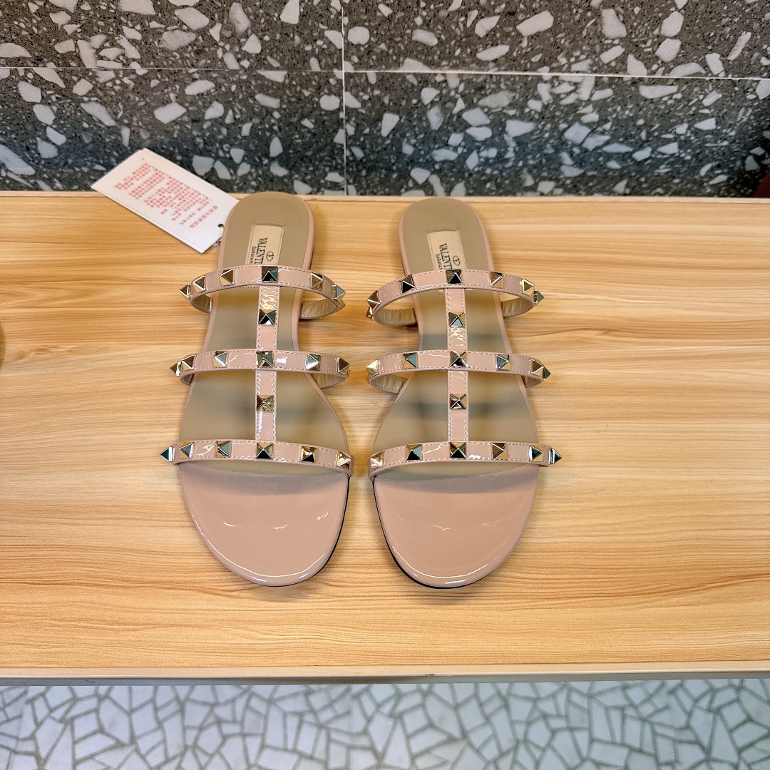 NO:629884,[VALEN**TINO] The popular series of thick-heeled sandals and slippers instantly kill all the versions on the market. The quality and workmanship need no more description. Our products are always high-quality products and have been imitated and never surpassed. Sheepskin upper, sheepskin lining and feet. Hardware 1:1 molded rivets. Imported pearlescent leather outsole. Heel height: 6.5CM, flat bottom (two models). Size 35-40, slippers, valentino, slippers, sheepskin, Leather.  soles19860909【VALEN**TINO】火爆粗跟凉拖鞋系列瞬间秒杀市场上各种版本质量做工不用再描述咱家出的永远都是精品,一直在被模仿从未被超越过 鞋面羊皮 内里羊皮垫脚 五金1比1开模柳钉 鞋底进口珠光真皮大底 跟高:6.5CM,平底（两款） 码数35-40,拖鞋,valentino,slippers,sheepskin,Leather soles,Women's Shoes
