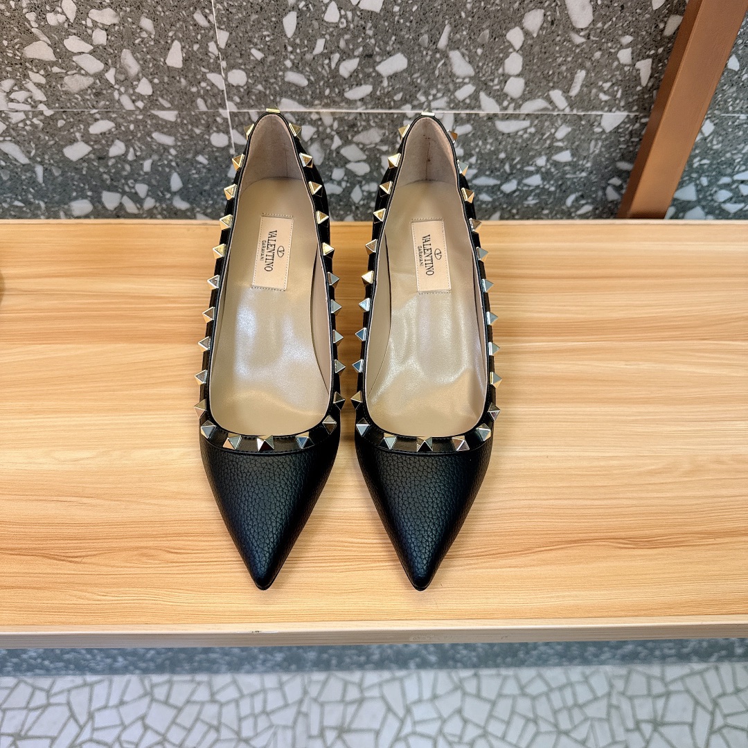 NO:629877,[Va****tino] Hua****tino, SS highly recommends this rivet shoe. Once it was launched, it has been sought after by fashion It Girls. Even if it is decorated with tough metal Q rivets, it still retains the original femininity of the brand. As one of Va****tino's classics, it has constantly introduced new colors and is still the favorite street photography tool of fashion editors and bloggers.  Heel height 9.5CM, 6.5CM, size 35-39, (34.40.41.42 customized, non-refundable and non-exchangeable), high heels single shoes, high heels19860909【Va****tino】华**天奴,SS重磅推荐此款铆钉鞋一经推出,就得到时尚It Girl们众星捧月般的追捧,s即使装饰上硬朗的金属q铆钉,仍不失该品牌原有的女人味作为Va****tino的经典之一,不断推陈出新了各种颜色,至今仍然是时尚编辑、博主们最爱的街拍利器 跟高9.5CM,6.5CM,码数35-39,（34.40.41.42定做不退不换）,高跟鞋单鞋,high heels,Women's Shoes