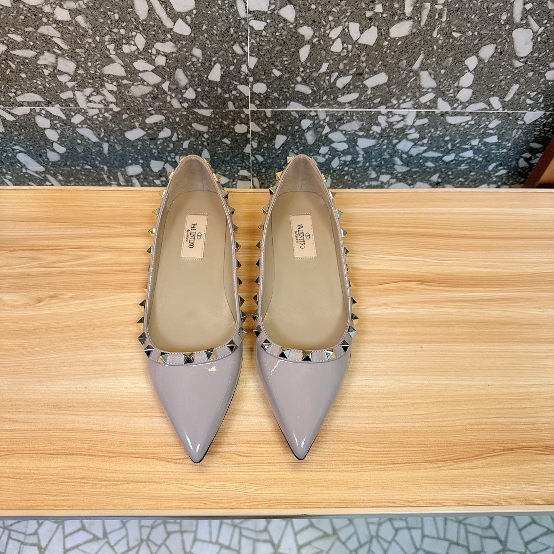 NO:629859,Purchasing agent level [VA*LE*TINO] Hua*Tian* classic rivet patent leather pointed-toe sandals and shoes series. A series of original purchases at the counter. Top-level replicas. Welcome to compare. The stalls have genuine products with the highest quality. Instant sale of market products. 1. Exclusive color matching of original mold opening, original method of CNC roller stitching, and more perfect line pinholes. 2. The lining is made of mixed sheepskin, which is the same as the original product, (the lining is a whole piece. No splicing, rejecting market splicing lining. 3. Outsole)  Imported Italian genuine leather sole with the latest color logo lettering, perfect shape, 4 sizes 35-39, customized 34.40.41.42, original packaging, sandals, sandals, sheepskin19860909代购级别【VA*LE*TINO】华*天*经典铆钉漆皮尖头凉鞋单鞋系列 专柜一系列原版购入 顶级复刻 欢迎对比 档口有正品绝对最高品质,秒杀市场货 1原版开模独家颜色调配,原版做法数控罗拉车线,线条针孔更完美 2内里采用跟正品一致混种羊皮,（内里是一整张 无拼接拒绝市场拼接内里 3大底 面最新配色logo字母的进口意大利真皮底 定型完美 4码数35-39 定做34.40.41.42 原版包装配套,凉鞋单鞋,sandals,sheepskin,Women's Shoes