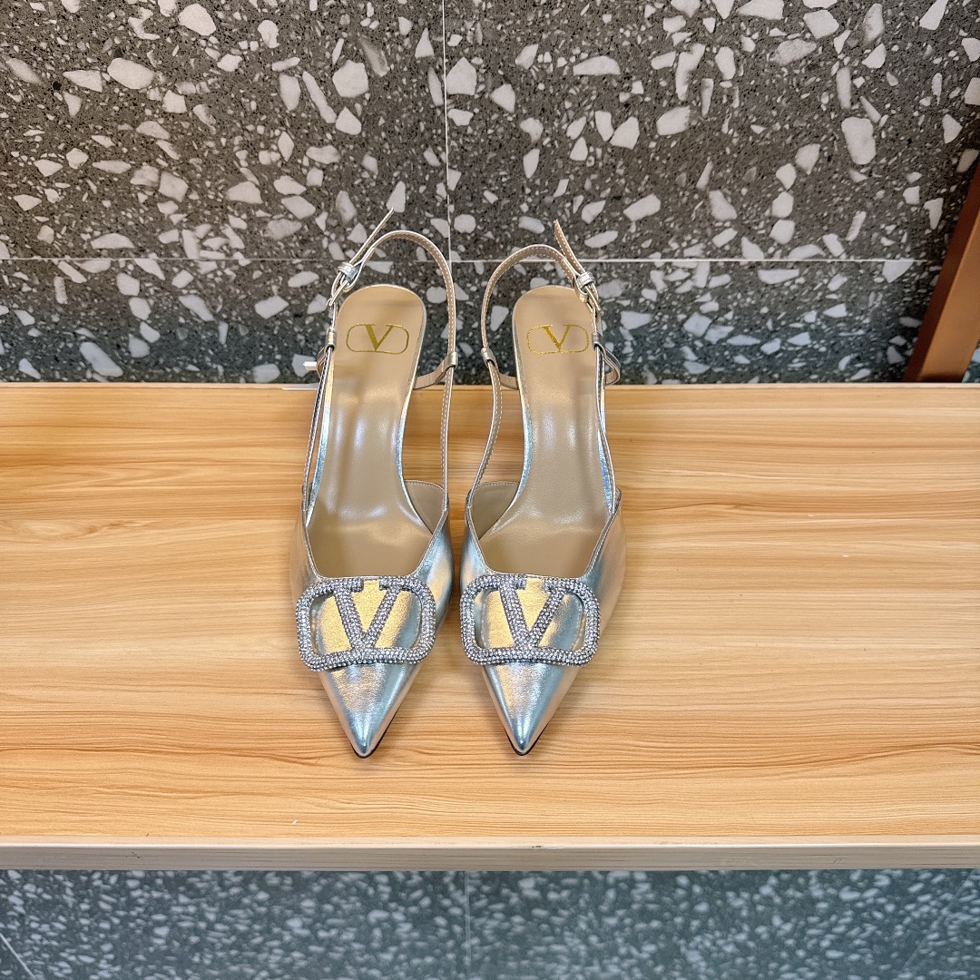 NO:629866,[Valentin*] Warren large V-buckle sandals, the latest series of the counter, the highest version. The rhinestone series released by V family this time can be said to be very popular. It abandons the usual rivet elements and simplifies the complexity. It is more refined and durable. Copy the original 11 and the upper foot is very pedicure type. The key point is that it is very good and easy to control. It does not grind the feet and does not tire the feet. It is a walking artifact. The last shape is completely compared to the counter. The details are perfect. Without the original version, it would not be so exquisite!  (Note! The heel shape and height are exclusively molded according to the original version, and are not replaced randomly by the market.) The color and texture of the fasteners are consistent with the original version. Note that the leather outsole is also made into wood grain strips according to the original version. Size 35-39 (34, 40, 41, 42 sizes are non-returnable and non-exchangeable). Heel height 7.5cm 4.5CM, sandals, valentino, valentino, sandals, Leather soles19860909【Valentin*】华伦大V扣凉鞋,专柜最新系列 最高版本 V家这次出的水钻系列可以说是非常火爆了 抛弃了一贯的铆钉元素 化繁为简 更加精致耐看按正品11复制 上脚非常修脚型 重点是很好非常好驾驭 不磨脚不累脚 行走神器,楦型完全对比专柜 细节完美 没有原版是做不出这样精致！（注！鞋跟型及高度是按原版独家开模具,不是市场随意代替）扣件颜色与质感与原版一致,注意真皮大底也按照原版做出木纹条状 码数35-39（34、40、41、42码不退不换） 跟高7.5cm 4.5CM,凉鞋单鞋,valentino,valentino,sandals,Leather soles,Women's Shoes