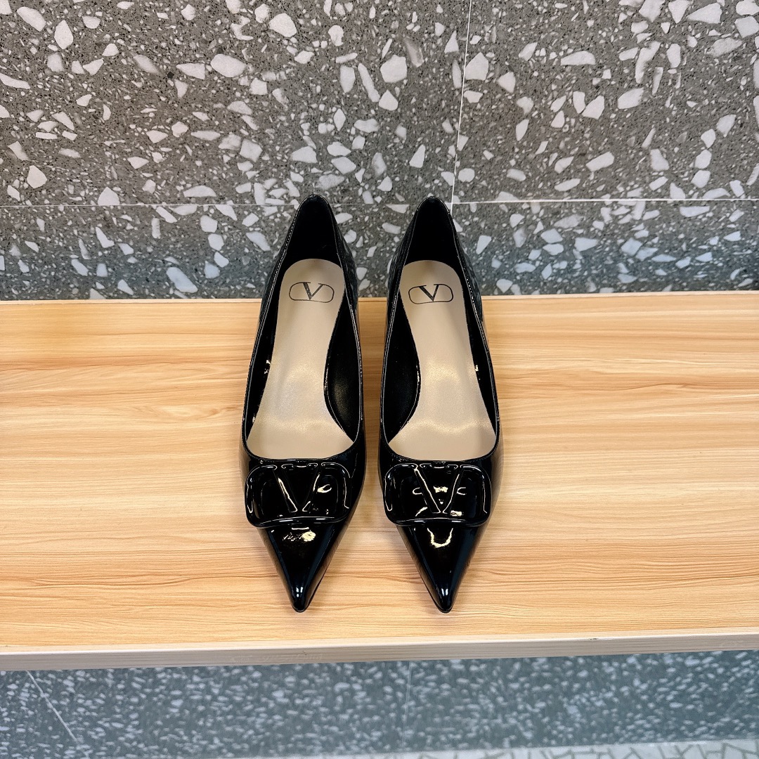 NO:169704,【Valentin*】Walentin Big V-button sandals, the latest series of counters, the highest version The bronze button series released by V this time can be said to be very popular. It abandons the usual rivet elements, simplifies the complexity, and is more refined and durable. It is copied from the genuine 11. The foot is very pedicure-shaped. The key is that it is very easy to control. It does not grind the feet and does not tickle the feet. The walking artifact is completely compared to the counter. The details are perfect. Without the original version, you can't make such exquisiteness!  (Note! The heel shape and height are exclusively made according to the original version, not arbitrarily replaced by the market) The color and texture of the fastener are consistent with the original version. Note that the leather outsole is also made of wood grain stripes according to the original version. Size 35-39 (34, 40, 41, 42 sizes are not returned or replaced) Heeled high sandals 5cm 8cm Single shoe 4.5cm 7.5cm P price sandals single shoes, single shoes, valentino, valentino, sandals, Leather soles19860909【Valentin*】华伦大V扣凉鞋,专柜最新系列 最高版本 V家这次出的古铜扣系列可以说是非常火爆了 抛弃了一贯的铆钉元素 化繁为简 更加精致耐看按正品11复制 上脚非常修脚型 重点是很好非常好驾驭 不磨脚不累脚 行走神器,楦型完全对比专柜 细节完美 没有原版是做不出这样精致！（注！鞋跟型及高度是按原版独家开模具,不是市场随意代替）扣件颜色与质感与原版一致,注意真皮大底也按照原版做出木纹条状 码数35-39（34、40、41、42码不退不换） 跟高凉鞋5cm 8cm 单鞋4.5cm 7.5cm P 价凉鞋单鞋,单鞋,valentino,valentino,sandals,Leather soles,Women's Shoes