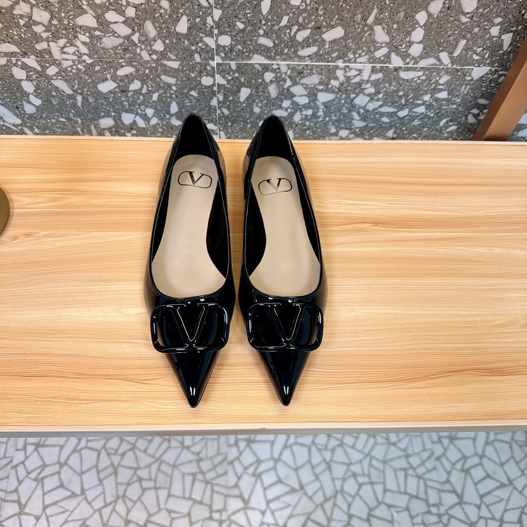 NO:169709,【Valentin*】Walentin Big V-button sandals, the latest series of counters, the highest version The bronze button series released by V this time can be said to be very popular. It abandons the usual rivet elements, simplifies the complexity, and is more refined and durable. It is copied from the genuine 11. The foot is very pedicure-shaped. The key is that it is very easy to control. It does not grind the feet and does not tickle the feet. The walking artifact is completely compared to the counter. The details are perfect. Without the original version, you can't make such exquisiteness!  (Note! The heel shape and height are exclusively made according to the original version, not arbitrarily replaced by the market) The color and texture of the fastener are consistent with the original version. Note that the leather outsole is also made of wood grain stripes according to the original version. Size 35-39 (34, 40, 41, 42 sizes are not returned or replaced) Heeled high sandals 5cm 8cm Single shoe 4.5cm 7.5cm Flat sole P price sandals single shoes, single shoes, valentino, valentino, sandals, Leather soles19860909【Valentin*】华伦大V扣凉鞋,专柜最新系列 最高版本 V家这次出的古铜扣系列可以说是非常火爆了 抛弃了一贯的铆钉元素 化繁为简 更加精致耐看按正品11复制 上脚非常修脚型 重点是很好非常好驾驭 不磨脚不累脚 行走神器,楦型完全对比专柜 细节完美 没有原版是做不出这样精致！（注！鞋跟型及高度是按原版独家开模具,不是市场随意代替）扣件颜色与质感与原版一致,注意真皮大底也按照原版做出木纹条状 码数35-39（34、40、41、42码不退不换） 跟高凉鞋5cm 8cm 单鞋4.5cm 7.5cm 平底 P 价凉鞋单鞋,单鞋,valentino,valentino,sandals,Leather soles,Women's Shoes