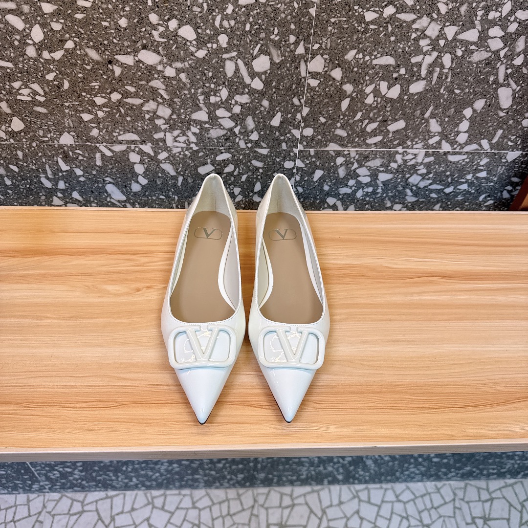 NO:169667,【Valentin*】Walentin Big V-button sandals, the latest series of counters, the highest version The bronze button series released by V this time can be said to be very popular. It abandons the usual rivet elements, simplifies the complexity, and is more refined and durable. It is copied from the genuine 11. The foot is very pedicure-shaped. The key is that it is very easy to control. It does not grind the feet and does not tickle the feet. The walking artifact is completely compared to the counter. The details are perfect. Without the original version, you can't make such exquisiteness!  (Note! The heel shape and height are exclusively made according to the original version, not arbitrarily replaced by the market) The color and texture of the fastener are consistent with the original version. Note that the leather outsole is also made of wood grain stripes according to the original version. Size 35-39 (34, 40, 41, 42 sizes are not returned or replaced) Heeled high sandals 5cm 8cm Single shoe 4.5cm 7.5cm Flat sole P price sandals single shoes, single shoes, valentino, valentino, sandals, Leather soles19860909【Valentin*】华伦大V扣凉鞋,专柜最新系列 最高版本 V家这次出的古铜扣系列可以说是非常火爆了 抛弃了一贯的铆钉元素 化繁为简 更加精致耐看按正品11复制 上脚非常修脚型 重点是很好非常好驾驭 不磨脚不累脚 行走神器,楦型完全对比专柜 细节完美 没有原版是做不出这样精致！（注！鞋跟型及高度是按原版独家开模具,不是市场随意代替）扣件颜色与质感与原版一致,注意真皮大底也按照原版做出木纹条状 码数35-39（34、40、41、42码不退不换） 跟高凉鞋5cm 8cm 单鞋4.5cm 7.5cm 平底 P 价凉鞋单鞋,单鞋,valentino,valentino,sandals,Leather soles,Women's Shoes