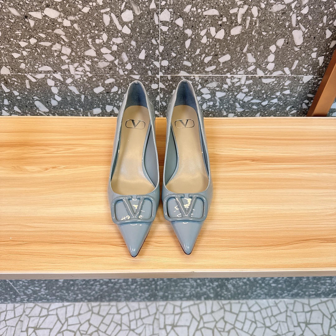 NO:169673,【Valentin*】Walentin Big V-button sandals, the latest series of counters, the highest version The bronze button series released by V this time can be said to be very popular. It abandons the usual rivet elements, simplifies the complexity, and is more refined and durable. It is copied from the genuine 11. The foot is very pedicure-shaped. The key is that it is very easy to control. It does not grind the feet and does not tickle the feet. The walking artifact is completely compared to the counter. The details are perfect. Without the original version, you can't make such exquisiteness!  (Note! The heel shape and height are exclusively made according to the original version, not arbitrarily replaced by the market) The color and texture of the fastener are consistent with the original version. Note that the leather outsole is also made of wood grain stripes according to the original version. Size 35-39 (34, 40, 41, 42 sizes are not returned or replaced) Heeled high sandals 5cm 8cm Single shoe 4.5cm 7.5cm P price sandals single shoes, single shoes, valentino, valentino, sandals, Leather soles19860909【Valentin*】华伦大V扣凉鞋,专柜最新系列 最高版本 V家这次出的古铜扣系列可以说是非常火爆了 抛弃了一贯的铆钉元素 化繁为简 更加精致耐看按正品11复制 上脚非常修脚型 重点是很好非常好驾驭 不磨脚不累脚 行走神器,楦型完全对比专柜 细节完美 没有原版是做不出这样精致！（注！鞋跟型及高度是按原版独家开模具,不是市场随意代替）扣件颜色与质感与原版一致,注意真皮大底也按照原版做出木纹条状 码数35-39（34、40、41、42码不退不换） 跟高凉鞋5cm 8cm 单鞋4.5cm 7.5cm P 价凉鞋单鞋,单鞋,valentino,valentino,sandals,Leather soles,Women's Shoes