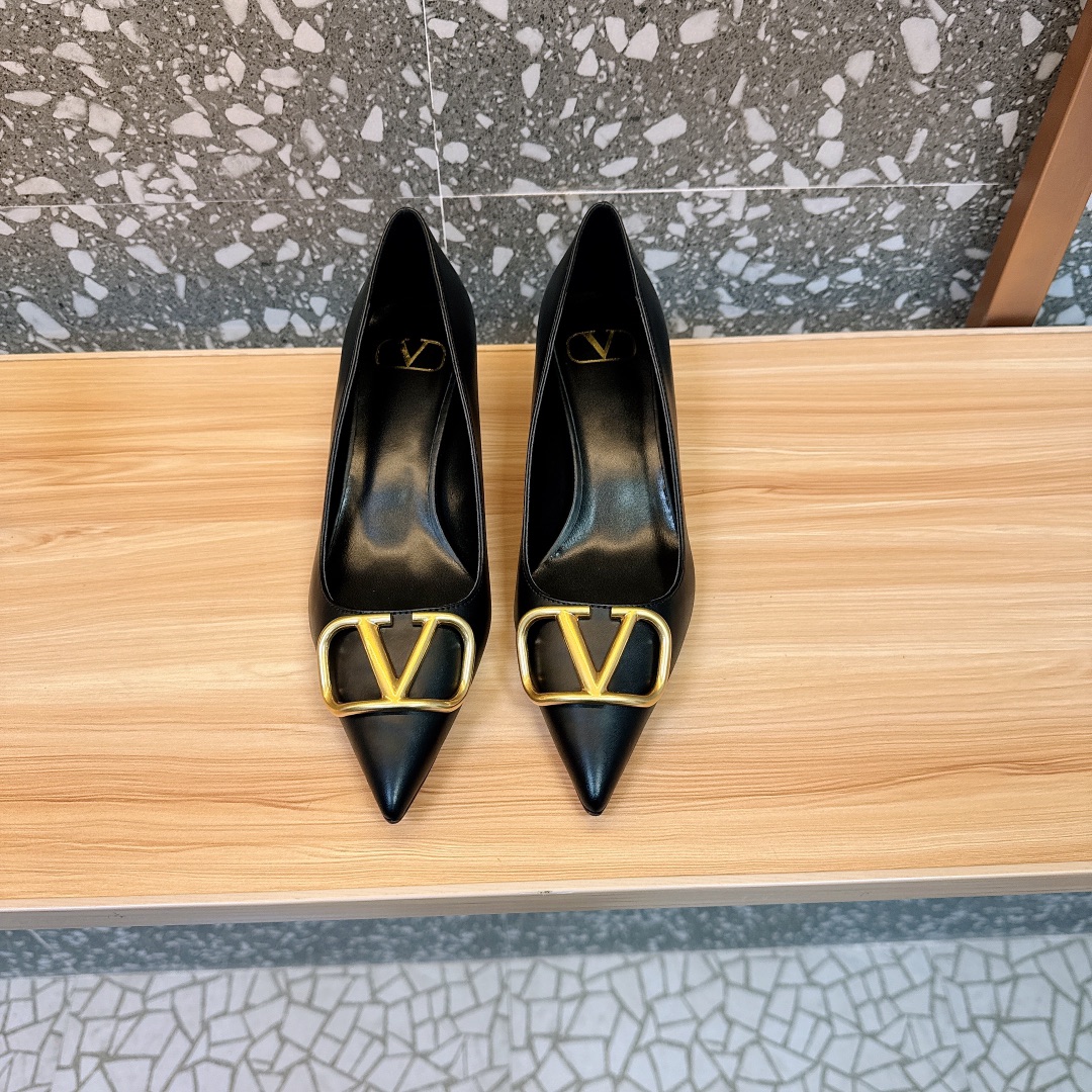 NO:169691,[Valentin*] Warren Big V-button sandals, the latest series of single shoe counters, the highest version. The bronze button series released by V this time can be said to be very popular. It abandons the usual rivet elements, simplifies the complexity, and is more refined and durable. It is copied from the genuine 11. The foot is very pedicure-shaped. The key is that it is very easy to control. It does not grind the feet and does not tickle the feet. The walking artifact is completely compared with the counter. The details are perfect. Without the original version, you can't make such exquisiteness!  (Note! The heel shape and height are exclusively made according to the original version, not arbitrarily replaced by the market) The color and texture of the fastener are consistent with the original version. Note that the leather outsole is also made of wood grain stripes according to the original version. Size 35-39 (34, 40, 41, 42 sizes are not returned or replaced) Heeled high sandals 5cm 8cm Single shoe 4.5cm 7.5cm Single shoe Sandals, single shoe, valentino, valentino, sandals, Leather soles19860909【Valentin*】华伦大V扣凉鞋,单鞋专柜最新系列 最高版本 V家这次出的古铜扣系列可以说是非常火爆了 抛弃了一贯的铆钉元素 化繁为简 更加精致耐看按正品11复制 上脚非常修脚型 重点是很好非常好驾驭 不磨脚不累脚 行走神器,楦型完全对比专柜 细节完美 没有原版是做不出这样精致！（注！鞋跟型及高度是按原版独家开模具,不是市场随意代替）扣件颜色与质感与原版一致,注意真皮大底也按照原版做出木纹条状 码数35-39（34、40、41、42码不退不换） 跟高凉鞋5cm 8cm 单鞋4.5cm7.5cm 单鞋 凉鞋,单鞋,valentino,valentino,sandals,Leather soles,Women's Shoes