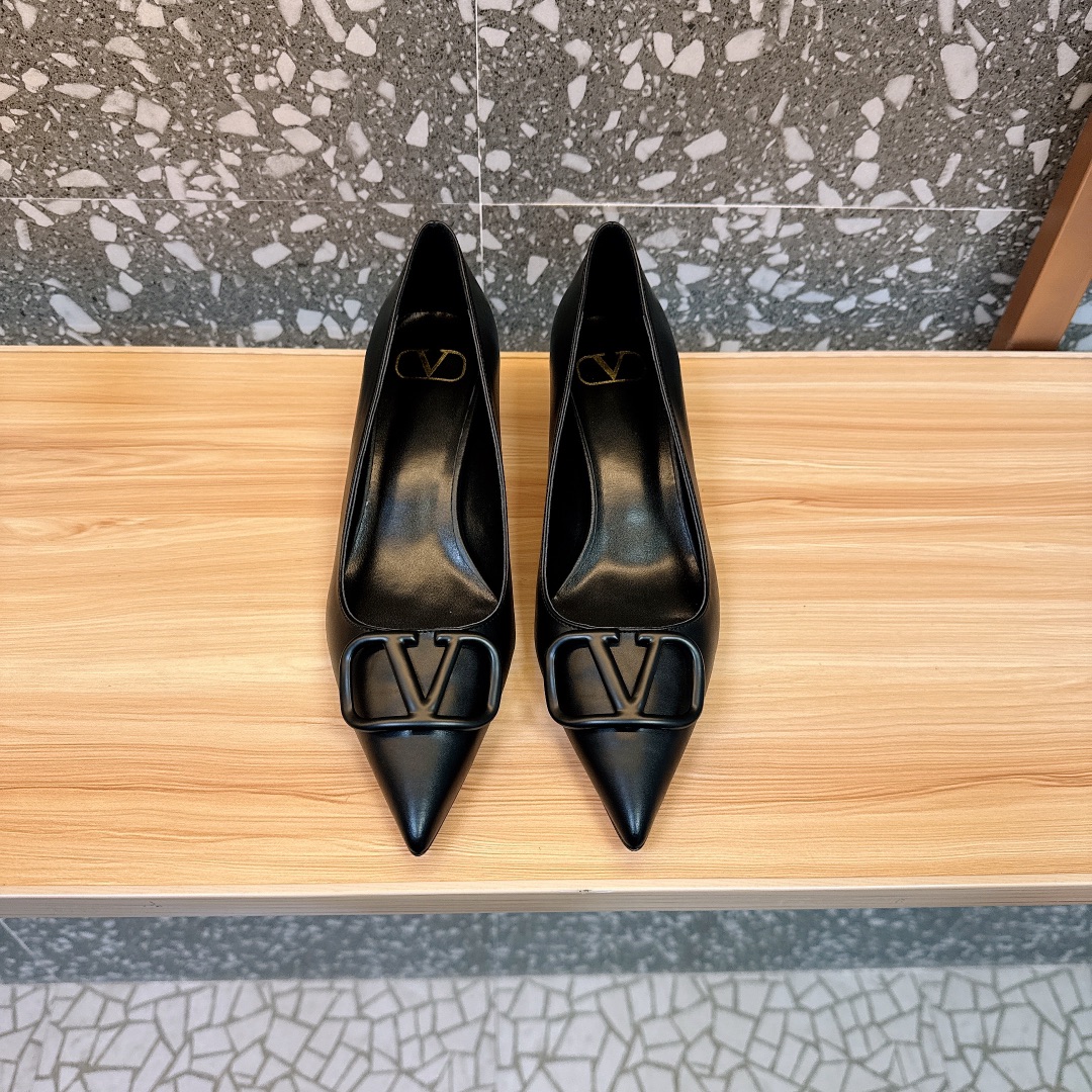 NO:169703,[Valentin*] Warren Big V-button sandals, the latest series of single shoe counters, the highest version. The bronze button series released by V this time can be said to be very popular. It abandons the usual rivet elements, simplifies the complexity, and is more refined and durable. It is copied from the genuine 11. The foot is very pedicure-shaped. The key is that it is very easy to control. It does not grind the feet and does not tickle the feet. The walking artifact is completely compared with the counter. The details are perfect. Without the original version, you can't make such exquisiteness!  (Note! The heel shape and height are exclusively made according to the original version, not arbitrarily replaced by the market) The color and texture of the fastener are consistent with the original version. Note that the leather outsole is also made of wood grain stripes according to the original version. Size 35-39 (34, 40, 41, 42 sizes are not returned or replaced) Heeled high sandals 5cm 8cm Single shoe 4.5cm 7.5cm Single shoe Sandals, single shoe, valentino, valentino, sandals, Leather soles19860909【Valentin*】华伦大V扣凉鞋,单鞋专柜最新系列 最高版本 V家这次出的古铜扣系列可以说是非常火爆了 抛弃了一贯的铆钉元素 化繁为简 更加精致耐看按正品11复制 上脚非常修脚型 重点是很好非常好驾驭 不磨脚不累脚 行走神器,楦型完全对比专柜 细节完美 没有原版是做不出这样精致！（注！鞋跟型及高度是按原版独家开模具,不是市场随意代替）扣件颜色与质感与原版一致,注意真皮大底也按照原版做出木纹条状 码数35-39（34、40、41、42码不退不换） 跟高凉鞋5cm 8cm 单鞋4.5cm7.5cm 单鞋 凉鞋,单鞋,valentino,valentino,sandals,Leather soles,Women's Shoes