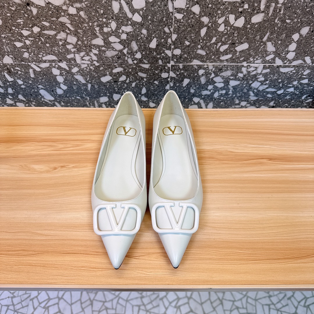 NO:169664,[Valentin*] Warren Big V-button sandals, the latest series of single shoe counters, the highest version. The bronze button series released by V this time can be said to be very popular. It abandons the usual rivet elements, simplifies the complexity, and is more refined and durable. It is copied from the genuine 11. The foot is very pedicure-shaped. The key is that it is very easy to control. It does not grind the feet and does not tickle the feet. The walking artifact is completely compared with the counter. The details are perfect. Without the original version, you can't make such exquisiteness!  (Note! The heel shape and height are exclusively made according to the original version, not arbitrarily replaced by the market) The color and texture of the fastener are consistent with the original version. Note that the leather outsole is also made of wood grain stripes according to the original version. Size 35-39 (34, 40, 41, 42 sizes are not returned or replaced) Heeled high sandals 5cm 8cm Single shoes 4.5cm 7.5cm Flat sole Single shoes Sandals, single shoes, valentino, valentino, sandals, Leather soles19860909【Valentin*】华伦大V扣凉鞋,单鞋专柜最新系列 最高版本 V家这次出的古铜扣系列可以说是非常火爆了 抛弃了一贯的铆钉元素 化繁为简 更加精致耐看按正品11复制 上脚非常修脚型 重点是很好非常好驾驭 不磨脚不累脚 行走神器,楦型完全对比专柜 细节完美 没有原版是做不出这样精致！（注！鞋跟型及高度是按原版独家开模具,不是市场随意代替）扣件颜色与质感与原版一致,注意真皮大底也按照原版做出木纹条状 码数35-39（34、40、41、42码不退不换） 跟高凉鞋5cm 8cm 单鞋4.5cm7.5cm 平底 单鞋 凉鞋,单鞋,valentino,valentino,sandals,Leather soles,Women's Shoes