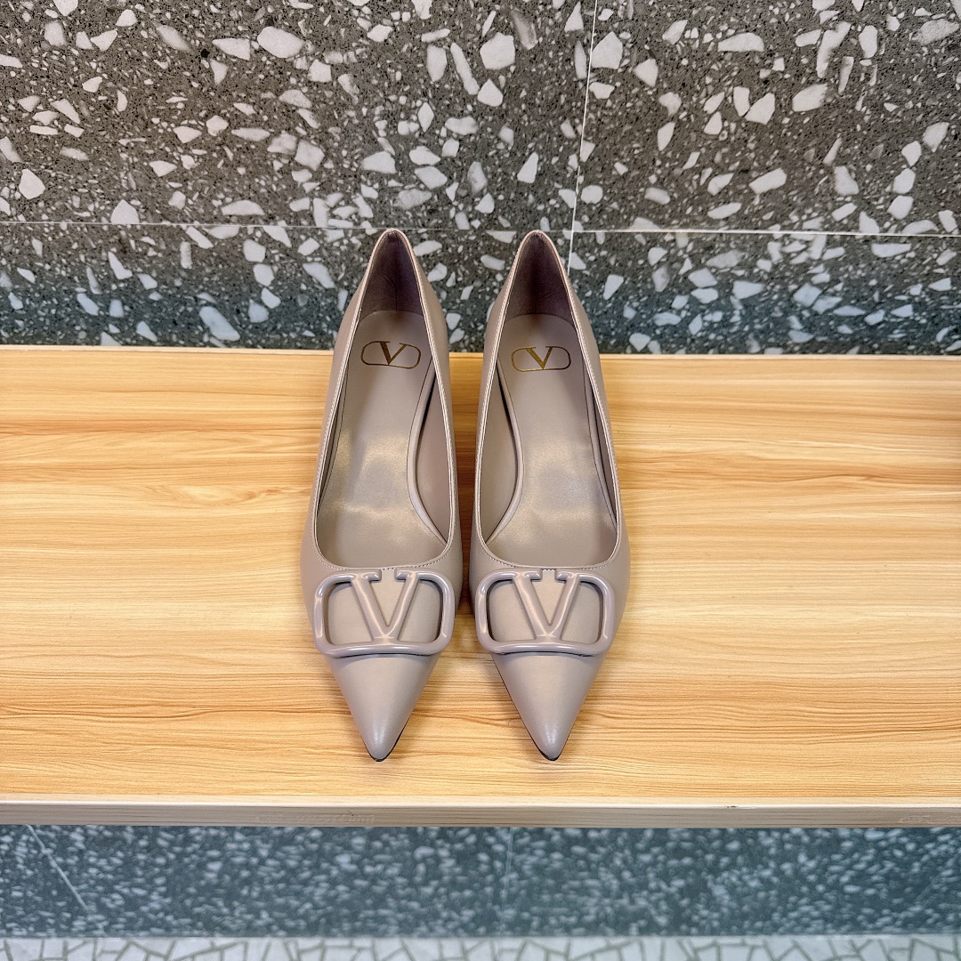 NO:169670,[Valentin*] Warren Big V-button sandals, the latest series of single shoe counters, the highest version. The bronze button series released by V this time can be said to be very popular. It abandons the usual rivet elements, simplifies the complexity, and is more refined and durable. It is copied from the genuine 11. The foot is very pedicure-shaped. The key is that it is very easy to control. It does not grind the feet and does not tickle the feet. The walking artifact is completely compared with the counter. The details are perfect. Without the original version, you can't make such exquisiteness!  (Note! The heel shape and height are exclusively made according to the original version, not arbitrarily replaced by the market) The color and texture of the fastener are consistent with the original version. Note that the leather outsole is also made of wood grain stripes according to the original version. Size 35-39 (34, 40, 41, 42 sizes are not returned or replaced) Heeled high sandals 5cm 8cm Single shoe 4.5cm 7.5cm Single shoe Sandals, single shoe, valentino, valentino, sandals, Leather soles19860909【Valentin*】华伦大V扣凉鞋,单鞋专柜最新系列 最高版本 V家这次出的古铜扣系列可以说是非常火爆了 抛弃了一贯的铆钉元素 化繁为简 更加精致耐看按正品11复制 上脚非常修脚型 重点是很好非常好驾驭 不磨脚不累脚 行走神器,楦型完全对比专柜 细节完美 没有原版是做不出这样精致！（注！鞋跟型及高度是按原版独家开模具,不是市场随意代替）扣件颜色与质感与原版一致,注意真皮大底也按照原版做出木纹条状 码数35-39（34、40、41、42码不退不换） 跟高凉鞋5cm 8cm 单鞋4.5cm7.5cm 单鞋 凉鞋,单鞋,valentino,valentino,sandals,Leather soles,Women's Shoes