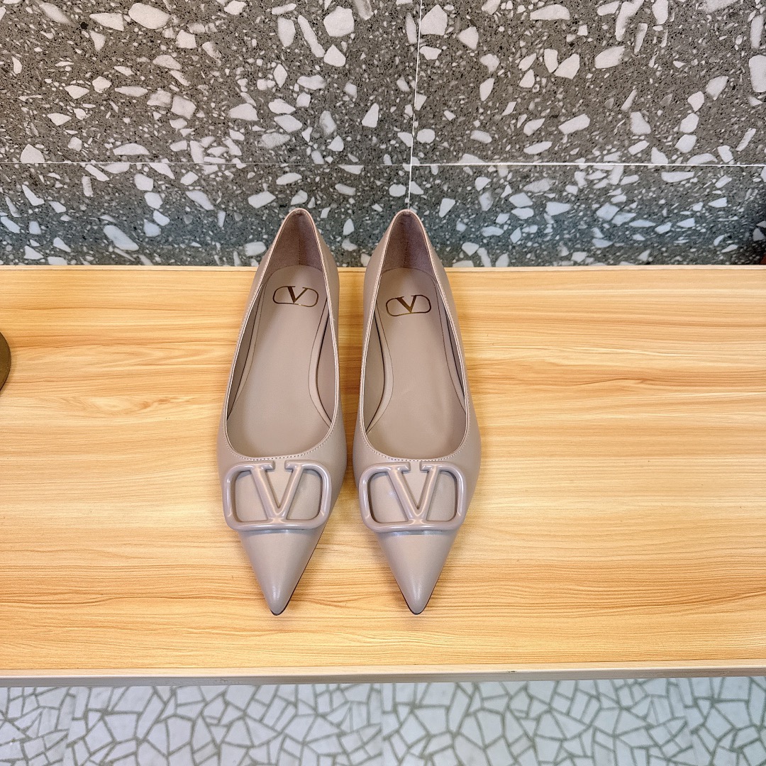 NO:169676,[Valentin*] Warren Big V-button sandals, the latest series of single shoe counters, the highest version. The bronze button series released by V this time can be said to be very popular. It abandons the usual rivet elements, simplifies the complexity, and is more refined and durable. It is copied from the genuine 11. The foot is very pedicure-shaped. The key is that it is very easy to control. It does not grind the feet and does not tickle the feet. The walking artifact is completely compared with the counter. The details are perfect. Without the original version, you can't make such exquisiteness!  (Note! The heel shape and height are exclusively made according to the original version, not arbitrarily replaced by the market) The color and texture of the fastener are consistent with the original version. Note that the leather outsole is also made of wood grain stripes according to the original version. Size 35-39 (34, 40, 41, 42 sizes are not returned or replaced) Heeled high sandals 5cm 8cm Flat sole Single shoes 4.5cm 7.5cm Single shoes Sandals, single shoes, valentino, valentino, sandals, Leather soles19860909【Valentin*】华伦大V扣凉鞋,单鞋专柜最新系列 最高版本 V家这次出的古铜扣系列可以说是非常火爆了 抛弃了一贯的铆钉元素 化繁为简 更加精致耐看按正品11复制 上脚非常修脚型 重点是很好非常好驾驭 不磨脚不累脚 行走神器,楦型完全对比专柜 细节完美 没有原版是做不出这样精致！（注！鞋跟型及高度是按原版独家开模具,不是市场随意代替）扣件颜色与质感与原版一致,注意真皮大底也按照原版做出木纹条状 码数35-39（34、40、41、42码不退不换） 跟高凉鞋5cm 8cm 平底 单鞋4.5cm7.5cm 单鞋 凉鞋,单鞋,valentino,valentino,sandals,Leather soles,Women's Shoes