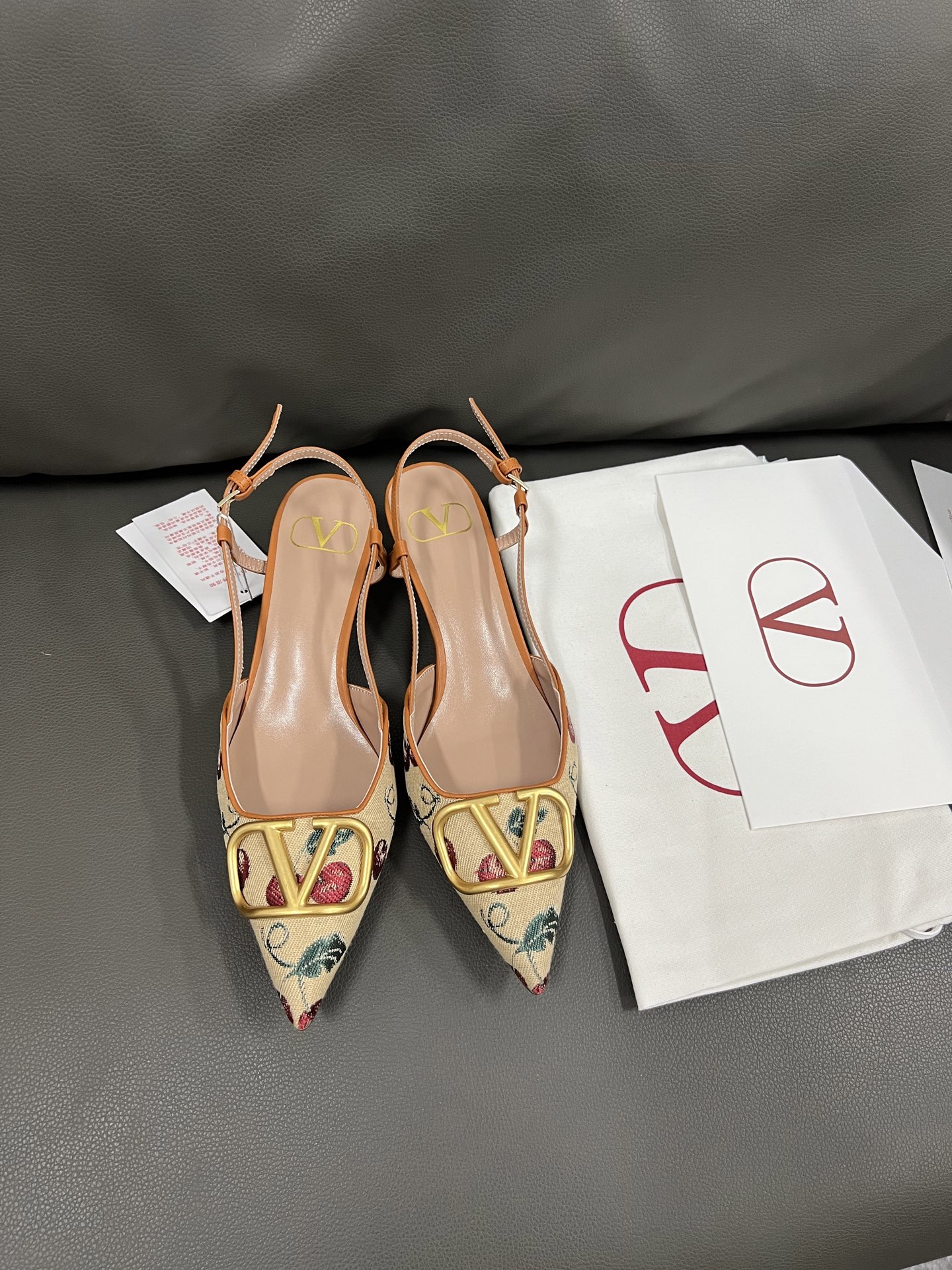 NO:252558,VALEN~TINOVLOGOSIGNATURE2025 Spring and Summer Series | Cherry Illusion Series Sweet Girls Colors for Spring and Summer Upper Jacquard Inner Footstep Sheepskin Outsole Italian Leather Outsole Heel Heel Heel Heel 5cm, 8cm Size 35-39 (34 40 41 42 Customized No Returns and Exchanges), Sandals, Valentino, Sandals, Sheepskin, Leather Soles19860909VALEN~TINOVLOGOSIGNATURE2025春夏系列|樱桃幻境系列 春夏的甜妹配色 鞋面布面提花 内里垫脚羊皮 大底意大利真皮大底 跟高5cm,8cm 码数35-39（34 40 41 42定做不退换）,凉鞋,valentino,sandals,sheepskin,Leather soles,Women's Shoes