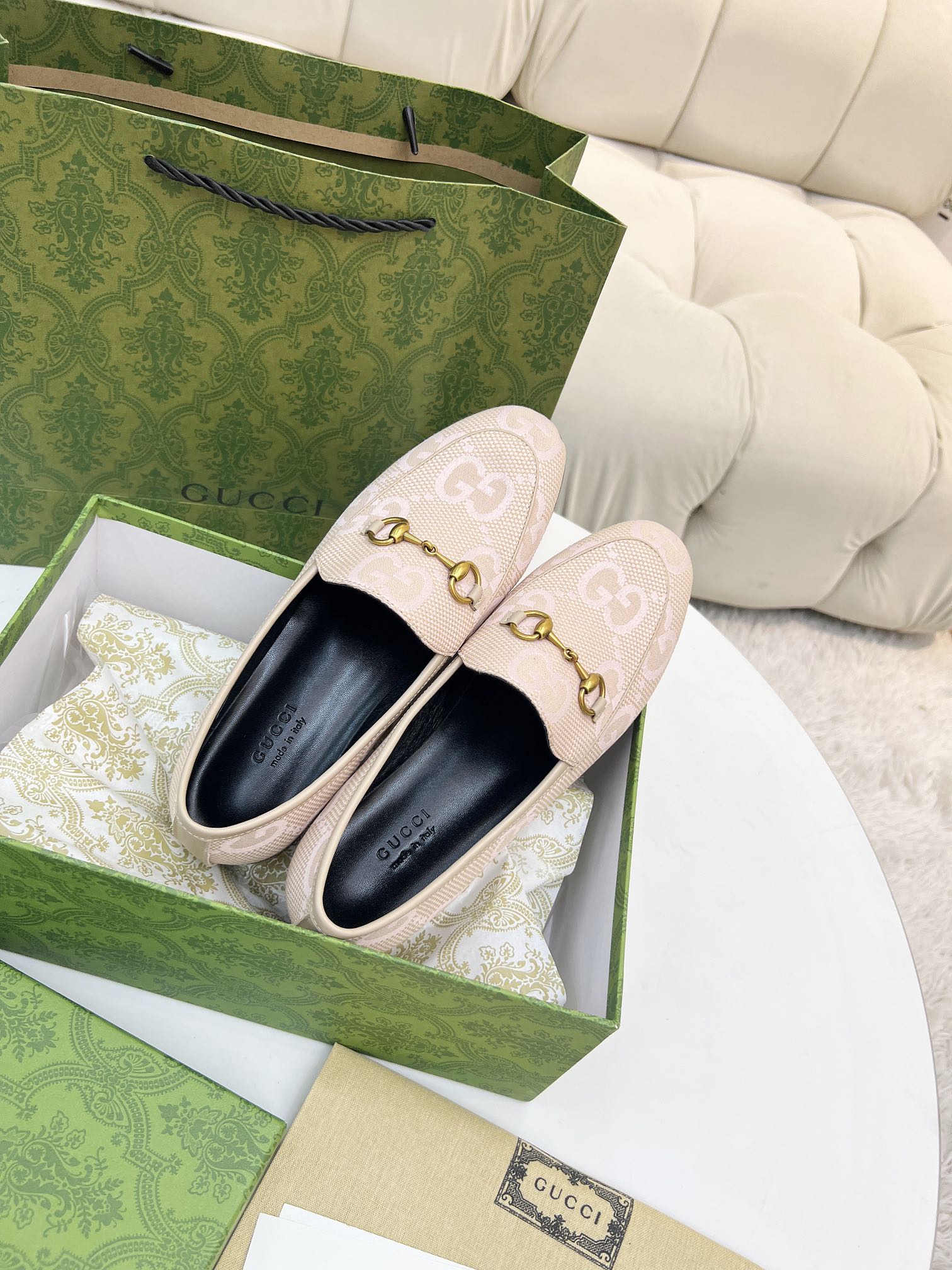 NO:407182,GUCCI's latest fabric, double G-side, electric embroidery large double G, chasing popularity, special matching, worth owning, super comfortable and generous. Heel height 2Cm. Multi-color selection of sizes 35-42, the picture above is sold well. Men's 38-46: Rubber sole genuine leather sole, loafers semi-trailer, gucci, loafers19860909GUCCI最新款面料、双G面,、电绣大双G,追逐流行、搭配特别、值得拥有、上脚超舒服、大方得体.跟高2Cm.多色任选35-42码、上图大卖.男38-46 : 橡胶底 真皮底,乐福鞋半拖,gucci,loafers,Women's Shoes