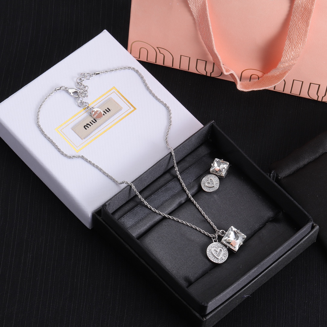 Miu Miu luxury necklace 3
