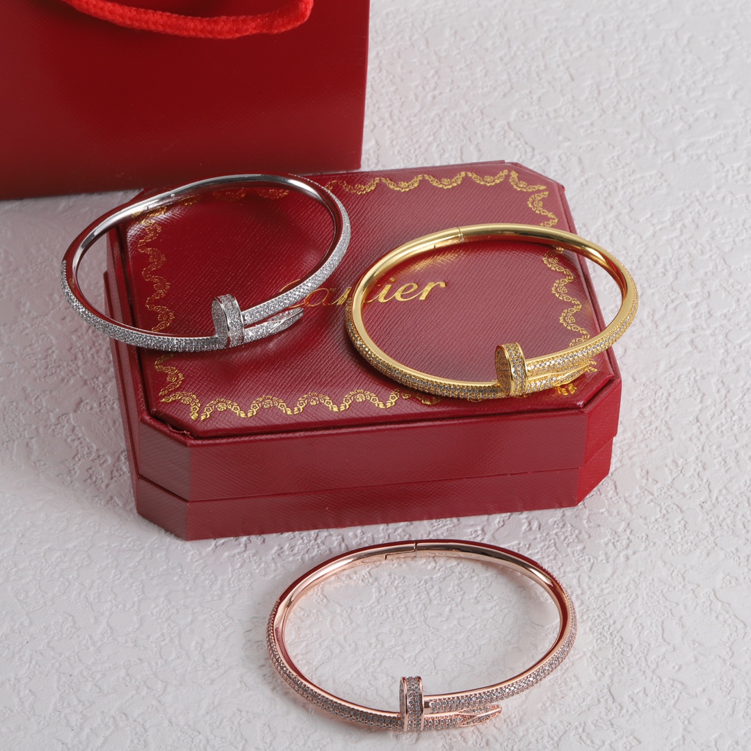 NO:386003,First choice Cartier full diamond Cartier couple Nail bracelet hand-in-lined 500 top imported eight-heart eight-arrow diamonds 1:1 customization Counter-to-version Laser logo Absolutely high-quality Those who know goods come [seduction] The highest cost-effectiveness of the entire network Micro-inlaid imported high-carbon diamond counter synchronized 1:1 Delicate or not without much need to talk about you to know the goods 19-code male version 16-code female version Bracelet, jewelry quality, cartier, bracelet19860909首选 卡地亚满钻 Cartier 情侣 钉子手镯手工镶嵌500颗顶级进口八心八箭钻石 1:1定制 专柜对版 激光logo 绝对高品质 懂货的来[勾引] 全网最高性价比 微镶进口高碳钻专柜同步1:1 精致不精致不用多讲你识货你知道 19码男版 16码女版 手镯,饰品精品,cartier,cartier,bracelet,Jewelry