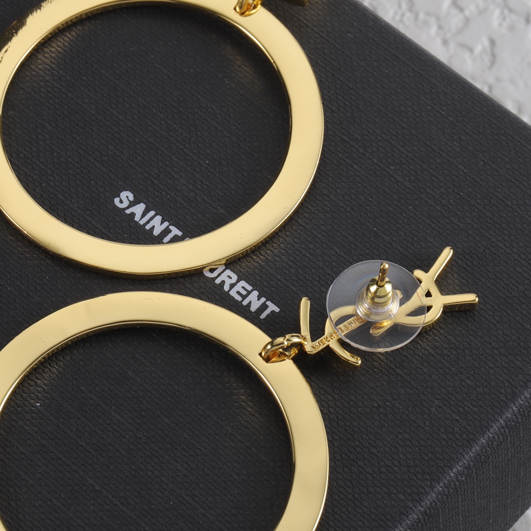 💰80Yves Saint laurent
YSL 圣罗兰耳钉