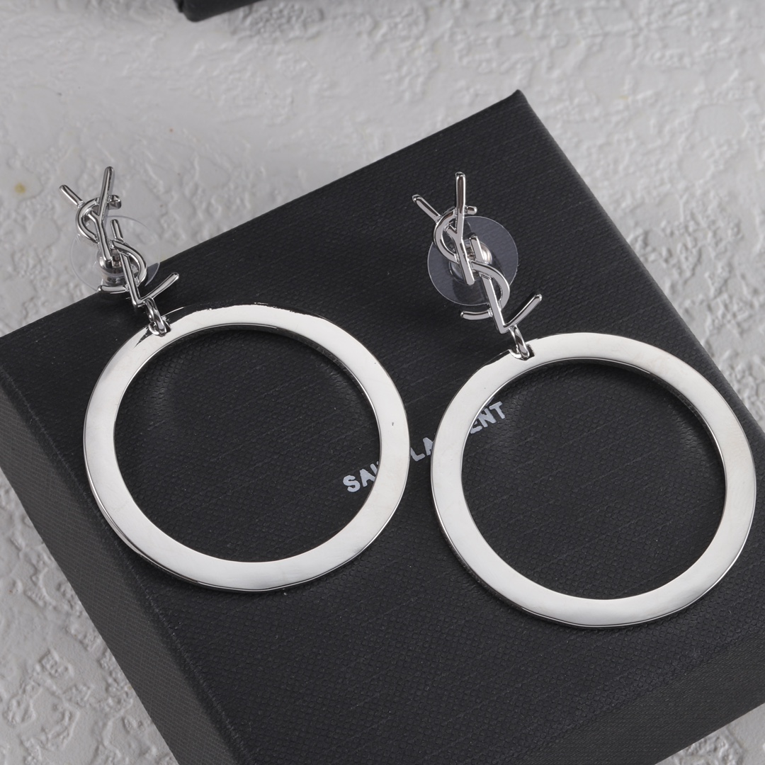 💰80Yves Saint laurent
YSL 圣罗兰耳钉