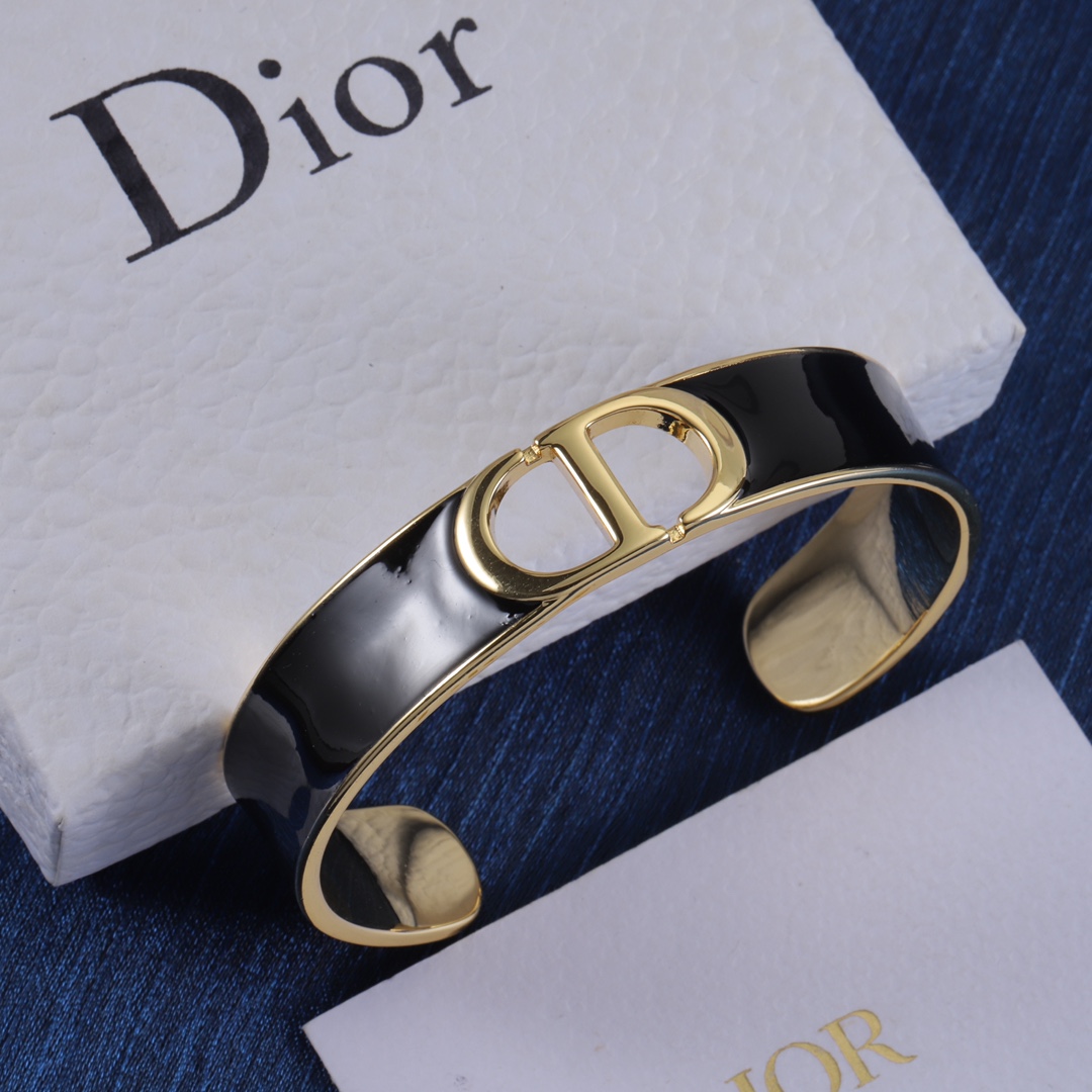 Dior item