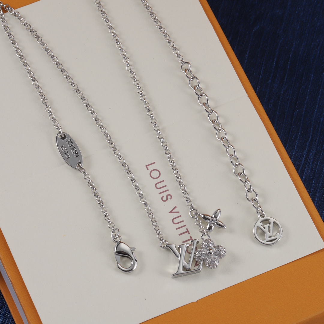 Louis Vuitton luxury necklace 2