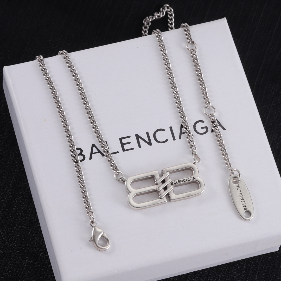 Balenciaga luxury necklace 3