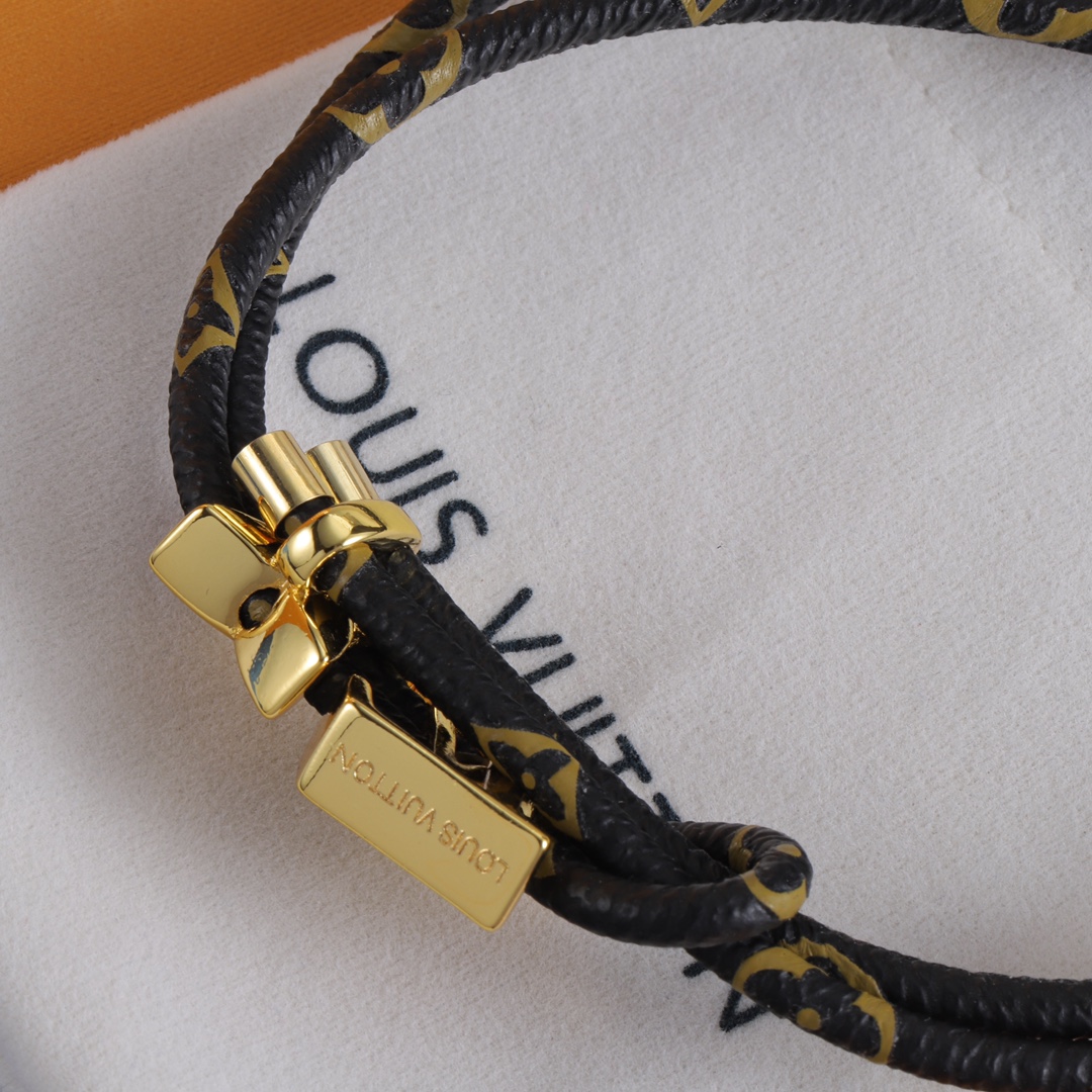 Louis Vuitton 
LV手链