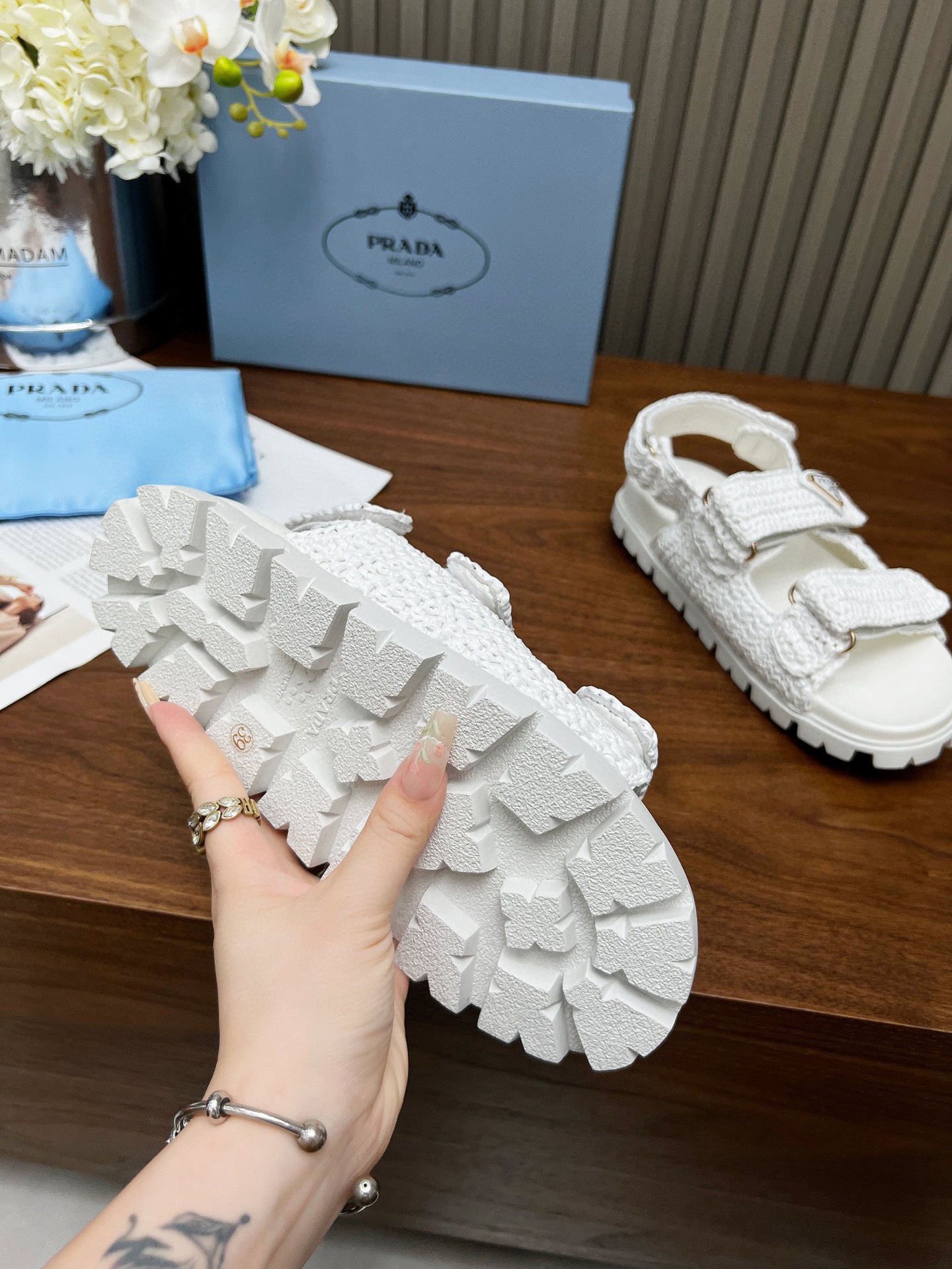 NO:262451,PRADA ss Rafia woven slippers shoes This year's popular straw woven series, the must-have slippers for lazy people are so beautiful, making the whole pair of shoes light, comfortable, bright colors satisfy the variety of choices of fashionable people in different styles! Original custom Rafia sheepskin inner 1:1 mold open sole size 35-39 (40.41 custom made without return or exchange), slippers sandals, prada, prada, sandals, slippers, espadrilles, sheepskin19860909PRADA 普拉达 ss 拉菲草编织拖鞋鞋 今年流行的草编系列,懒人必备拖鞋上脚是如此的好看 让整双鞋轻便舒适鲜艳色彩满足不同风格时髦人士的多种选择! 原版定制拉菲草 羊皮内里 1:1开模大底 码数35-39（40.41定做不退换）,拖鞋凉鞋,prada,prada,sandals,slippers,espadrilles,sheepskin,Women's Shoes