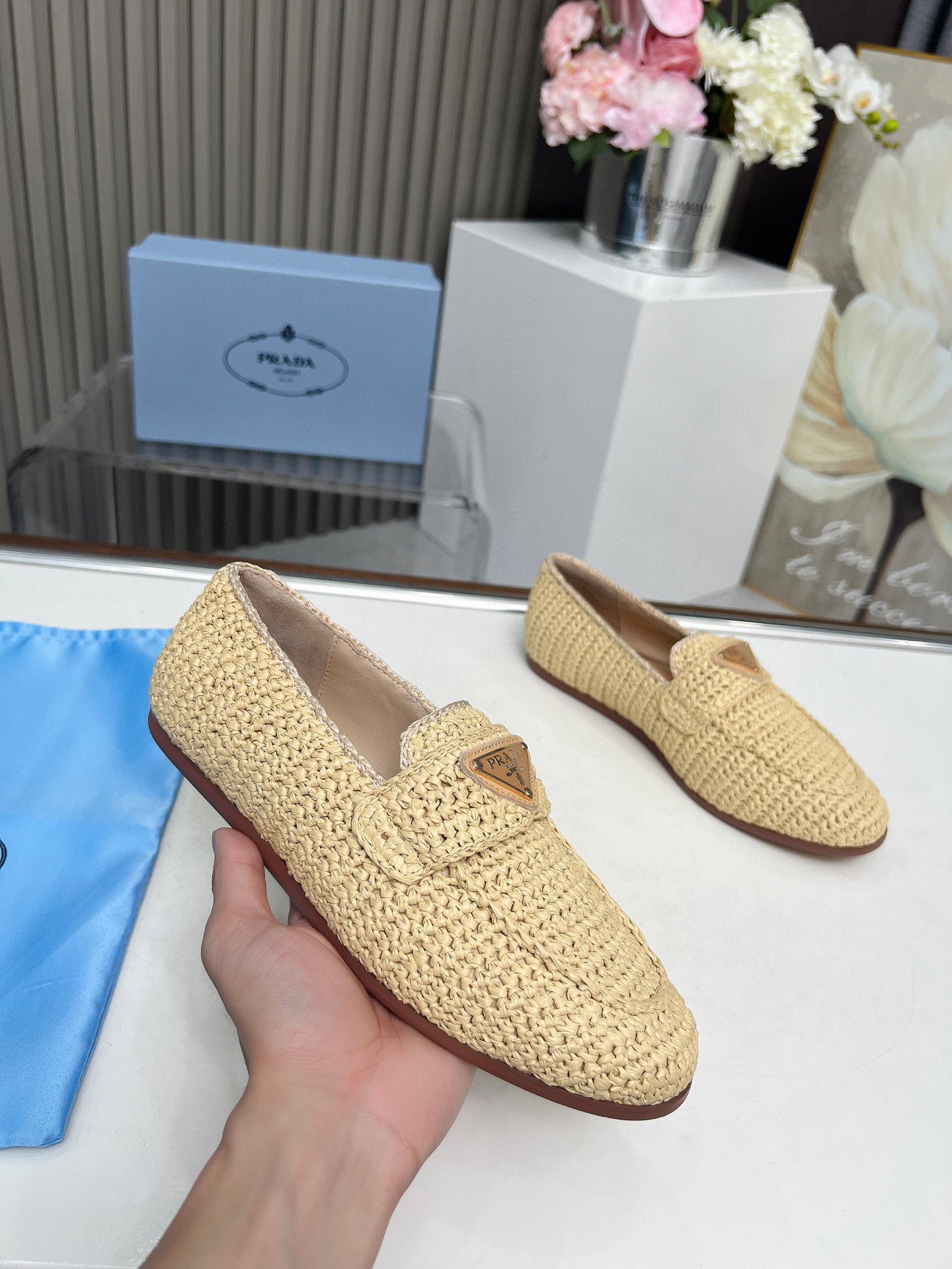 NO:262445,Prada's new woven straw woven single shoes!  This year's popular straw woven series, the must-have slippers for lazy people are so beautiful. This purely hand-woven one is so lovely. Prada's new spring and summer slippers single shoes, classic round toe triangle buckle, high-end environmentally friendly PP paper material, weaving comfort and fashionableness coexist, design and matching different styles, original custom PP paper weaving, inner lining: original custom sheepskin inner lining foot pad, the sole is non-slip like rubber sole, size 35-41 (customized for 41.42) slippers, single shoes, loafers, prada, prada, loafers, slippers, espadrilles, sheepskin19860909普拉达新款编织鞋草编单鞋！ 今年流行的草编系列,懒人必备拖鞋上脚是如此的好看了,这款纯手工编织的太爱了最高版 Prada 普拉达春夏新款拖鞋单鞋 经典圆头三角扣 高端环保PP纸材质 编织舒适度与时髦度并存 设计搭配不同风格需求 鞋面原版定制PP纸编织 内里: 原版定制羊皮内里垫脚 大底防滑像胶底 码数35-41（41.42订制） 拖鞋 单鞋,乐福鞋半拖,prada,prada,loafers,slippers,espadrilles,sheepskin,Women's Shoes