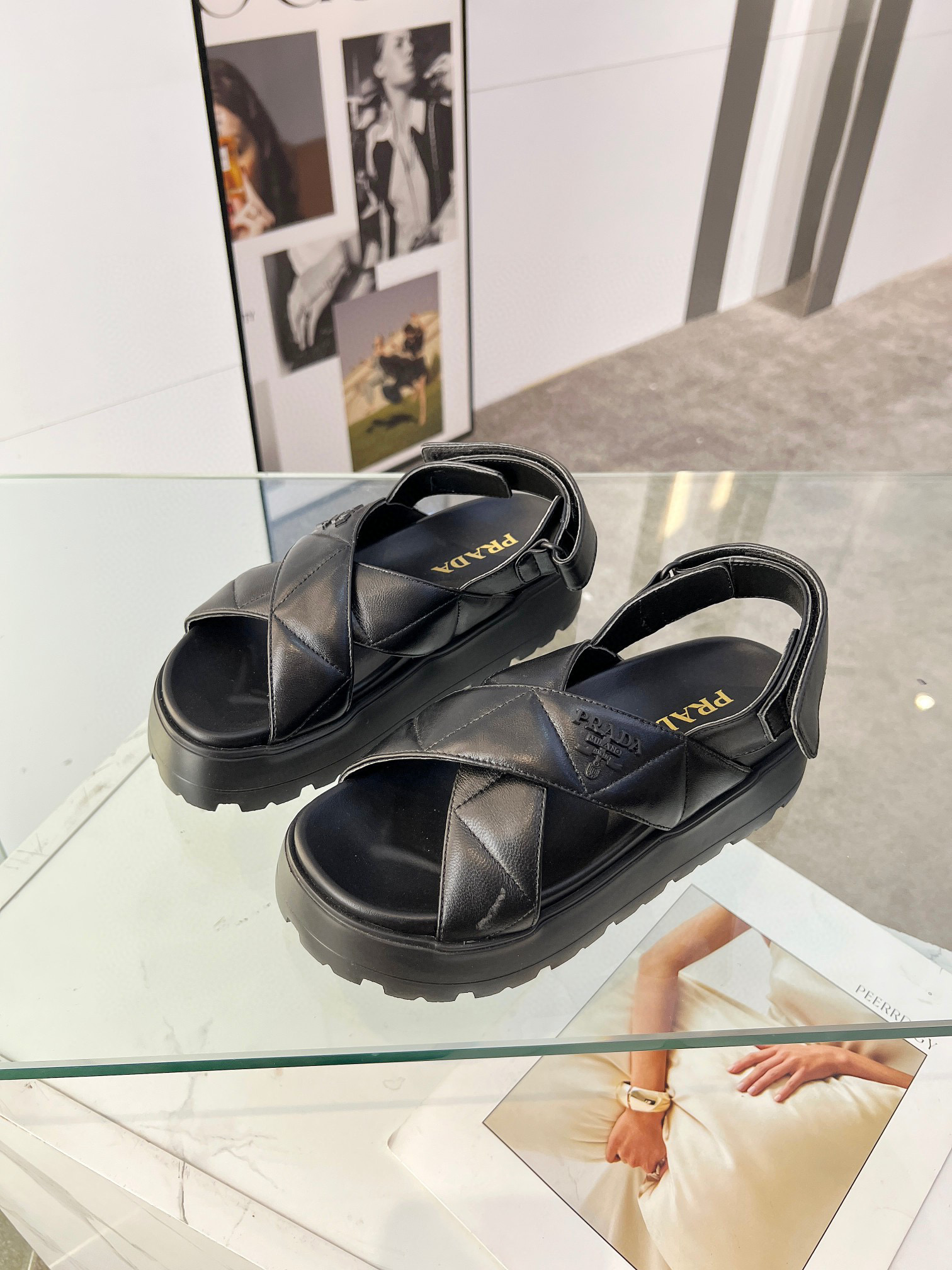 NO:262441,25Fw spring and summer new Prada Prada rhombus Velcro thick-soled sandals This sports sandal is made of fillet Nappa leather, and the geometric pattern is inspired by the classic triangle logo. The rubber thick sole design is comfortable and unique. The quilted leather has a high texture and a neat strap design. It is not only a fashionable item for walking, but also a silent declaration of personality and taste. It can easily explode the street when paired with it. Original split hardware letters. The upper imported super soft sheepskin inner sheepskin inner sole: original foam ultra-light non-slip sole. Size 35-42 (41.42 custom-made without return and exchange), slippers sandals, prada, prada, sandals, slippers, sheepskin1986090925Fw春夏新款Prada普拉达菱格魔术贴厚底凉拖鞋 这款运动风凉鞋选用填充Nappa皮革制成,几何图案的灵感源自经典三角形徽标.橡胶厚底设计舒适且别致.绗缝皮革质感上乘 利落搭带设计 不仅是行走的时尚单品 更是个性与品味的无声宣言 随意搭配 都能轻松炸街 原版分体五金字母 鞋面进口超软羊皮 内里羊皮内里 鞋底: 原版发泡超轻防滑大底 码数35-42（41.42定制不退换）,拖鞋凉鞋,prada,prada,sandals,slippers,sheepskin,Women's Shoes