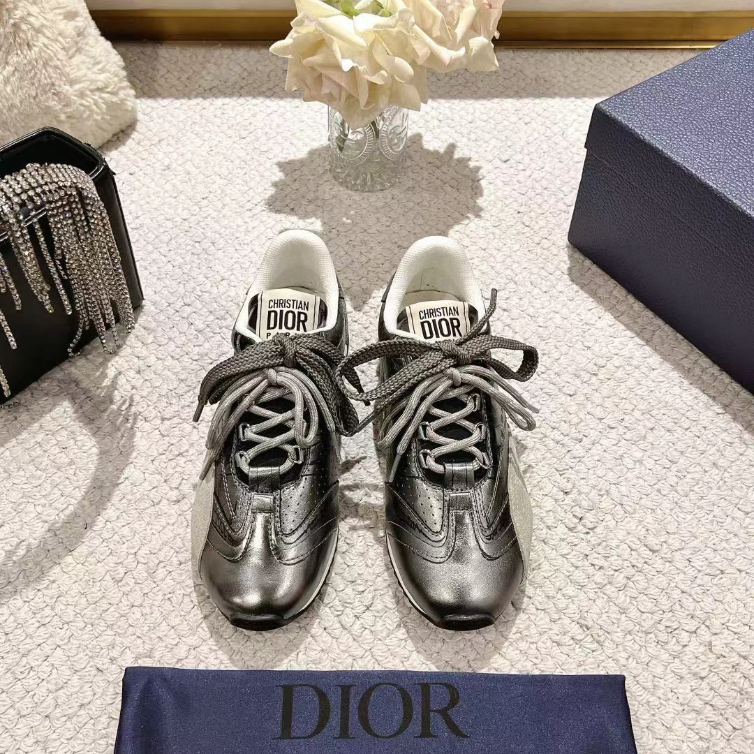 NO:262435,High-version. Original purchase and development Heavy industry model h or This Dior Vibe thick-soled shoes incorporates Dior's classic elements style low-top casual thick-soled trendy shoes and shoes. The side is decorated with the same color CD Diamond pattern canvas inserts. CD Logo styled two-color lucky star rubber soles, tongues and uppers are decorated with special details. Heavy industry canvas hand-teared cloth strips. This highlights the luxury of this shoe. Makes the styling more refined. Improves comfort and support. The thick sole is superior to the feet. Fashionable and versatile, which can add luster to various shapes. Original custom CD canvas inner lining original custom super soft breathable water dyed sheepskin inner lining original unmolded rubber two-color outsole thick 5CM configuration counter genuine original packaging  Size35-40 (41.42 custom made), casual shoes/sports shoes, dior, dior, sneakers, sheepskin19860909高版本.原版购入开发 重工型h or 这款Dior Vibe迪奥厚底鞋融入 Dior 的经典元素风格低帮休闲厚底潮鞋板鞋单品 精心制作. 侧面饰以同色调 CD Diamond 图案帆布镶片. CD Logo 造型双色幸运星橡胶鞋底、鞋舌和鞋面均饰以特色细节. 重工型帆布手工手撕布丝条. 更彰显此鞋气质奢华. 令造型更加精致. 提升舒适感和支撑效果. 厚底搭配上脚高人一等. 时尚百搭,可为各式造型增光添彩 . 面料原版定制CD帆布 内里原版定制超级柔软透气水染羊皮内里 大底原版开模橡胶双色大底 底厚5CM 配置专柜正品原版包装 Size35一40（41.42订做）,休闲鞋/运动鞋,dior,dior,sneakers,sheepskin,Women's Shoes