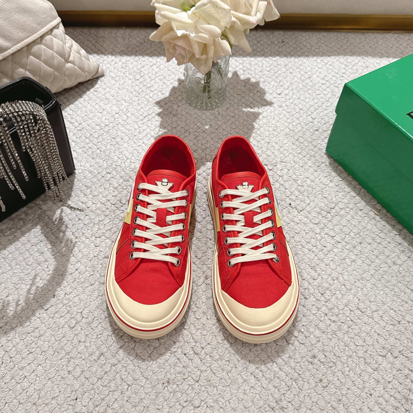 NO:262433,Counter synchronization BOTTEG* VENETA BV25ss The new retro Eliot sneakers are now on the market! BV's new Eliot is inspired by retro basketball shoes, and the childlike colors are youthful and energetic! The same style for men and women, you can wear couple shoes. The whole shoe is breathable and comfortable, the canvas upper is lightweight, and the upper is spliced ​​with soft and luxurious sheepskin inlay. The red line on each shoe is hand-painted, which is more tasteful and attitude! Size35-40 Men's 39-44, 45 Customized Men's Size, Casual Shoes/Sports Shoes, bottega veneta, bottega veneta, bottega veneta, sneakers, sheepskin19860909专柜同步 BOTTEG* VENETA BV25ss 新款复古Eliot运动鞋上市即封神! BV全新的 Eliot 以复古篮球鞋为设计灵感,童趣 的色彩焕发青春活力!男女同款,可以做情侣鞋穿着哦 整个鞋子透气舒适,帆布鞋面自重轻盈,鞋帮 拼接处以柔软奢华的羊皮镶嵌包裹 每只鞋边的红线均为手工绘画,更具品味与态度喔! Size35-40男39一44,45定做 男码,休闲鞋/运动鞋,bottega veneta,bottega veneta,sneakers,sheepskin,Women's Shoes