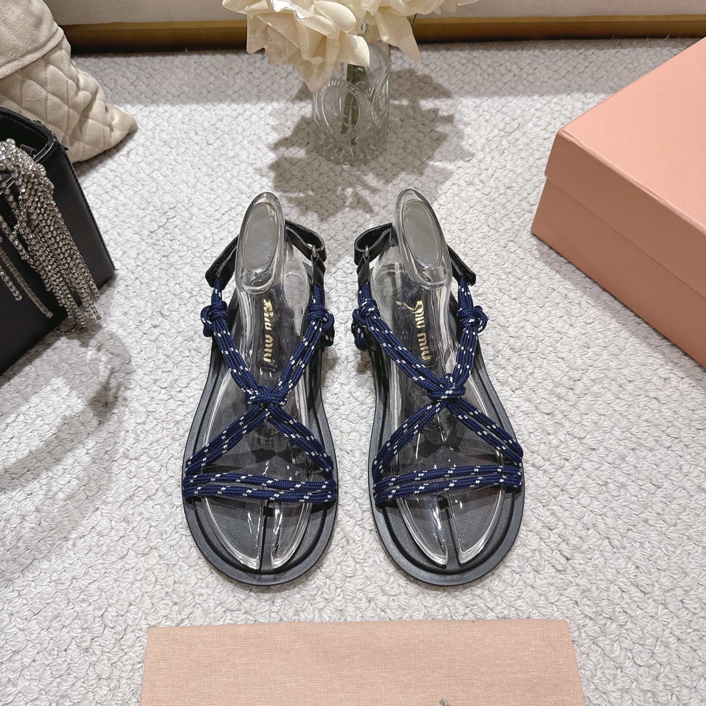 NO:262431,MiuMiu*Miu/25 summer new product, the world's hottest clip-toe sandals, appeared on the covers of major fashion magazines·All stars and bloggers of Xiaohongshu~ The best choice for matching long skirts and hot pants, you won't regret it when you close your eyes (ZP developed shoe shape and details are in place) Upper cowhide/imported custom rope Inner lining sheepskin inner size 35-40 (full set, sandals, miumiu, sandals, skirts, cowhide, sheepskin19860909MiuMiu*缪缪/25夏季新品,全球最火夹趾凉鞋, 出现在各大时装杂志封面·各路明星、小红书博主着用～搭配长裙、热裤的不二选择,闭眼入都是不会后悔（ZP开发鞋型、细节到位） 鞋面牛皮/进口定制绳 内里羊皮内里 码数35-40（全套,凉鞋,miumiu,sandals,skirts,cowhide,sheepskin,Women's Shoes