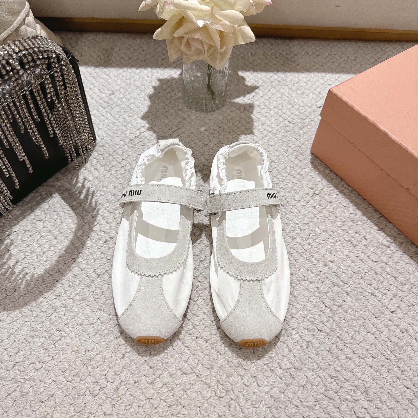 NO:262425,miumiu 2025 Early Spring Show new Forrest Gundo training shoes ballet dance shoes, , the upper design is three-dimensional, doodou embroidery simple and casual unruly, retro appearance is full of quality, and can reflect the beauty of tannins. The whole pair of shoes is simple and fashionable, and the feet are very light and versatile!  Size 35-40, ballet shoes, miumiu19860909miumiu 2025 早春走秀新款阿甘德训鞋芭蕾跳舞鞋, ,鞋面设计立体豆豆绣简单很随意不羁 复古颜值满分 又能体现单宁美感 整双鞋子设计简约时尚 上脚非常轻便而且百搭！ 码数35-40,芭蕾舞鞋,miumiu,Women's Shoes