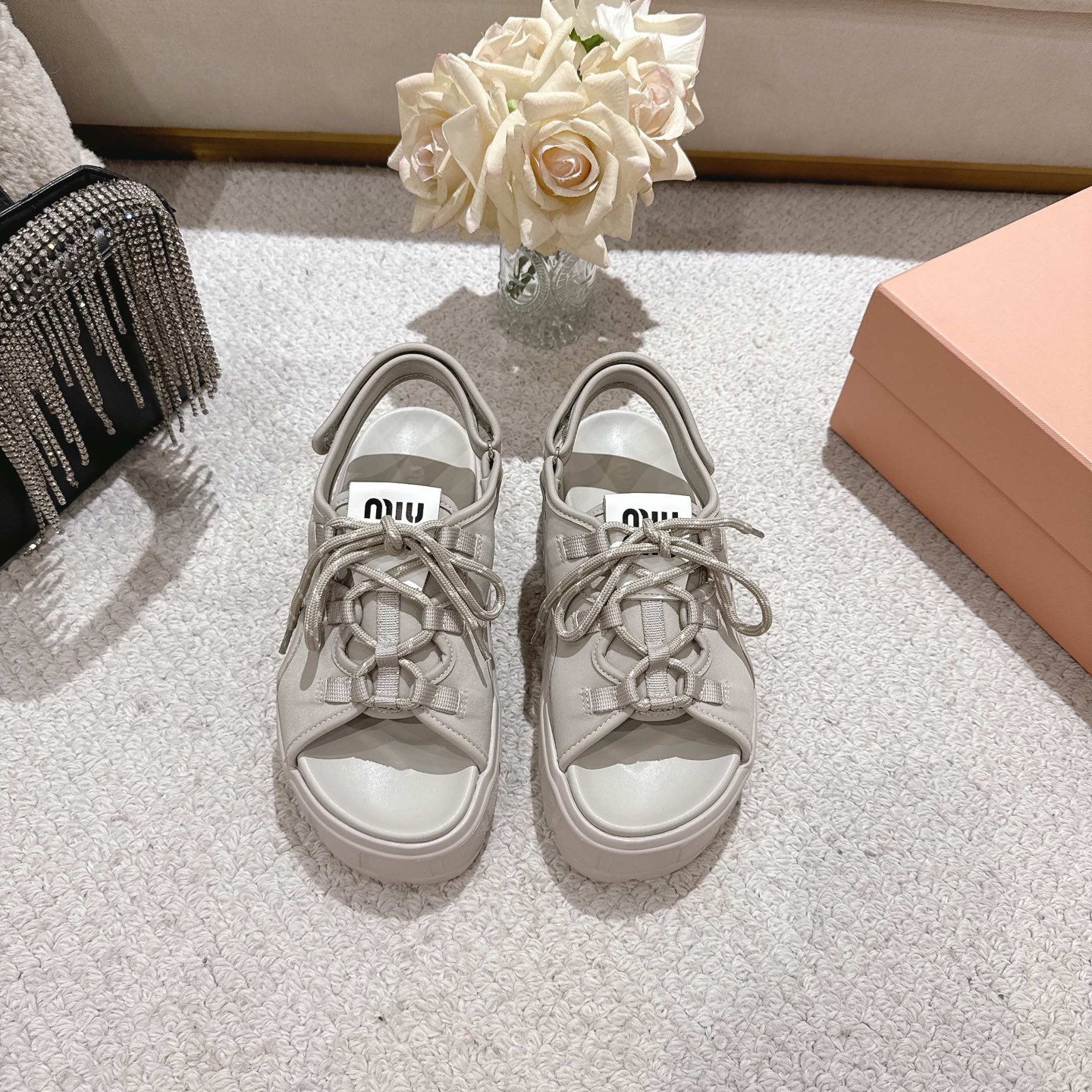 NO:262436,MiuMi* MiuMi's new autumn and winter thick-soled sandals. MiuMi's new model is now on the verge of the designer!  It looks very good, not only increases the height, but also does not sink. This shoe is highly recommended to wear, it is also very easy to wear. There is also a small brand of Miu Miu logo on the shoelaces, and it adds a little flexibility., Imported lycra on the upper, imported lycra on the inner lining, outsole, Ev foamed sole, size 34-40 (40 custom made without return or exchange), sandals, miumiu, sandals19860909MiuMi* 缪缪秋冬新款厚底凉鞋 缪缪新款今年设计师快挂啦！好好看,不仅增高,底也不沉,这款鞋子强烈推荐上脚,也太好穿了吧,鞋带上还有Miu Miu logo的小名牌,更添加一丝灵动,,, 鞋面进口莱卡, 内里进口莱卡 大底,Ev发泡大底 码数34-40（40定制不退换),凉鞋,miumiu,sandals,Women's Shoes