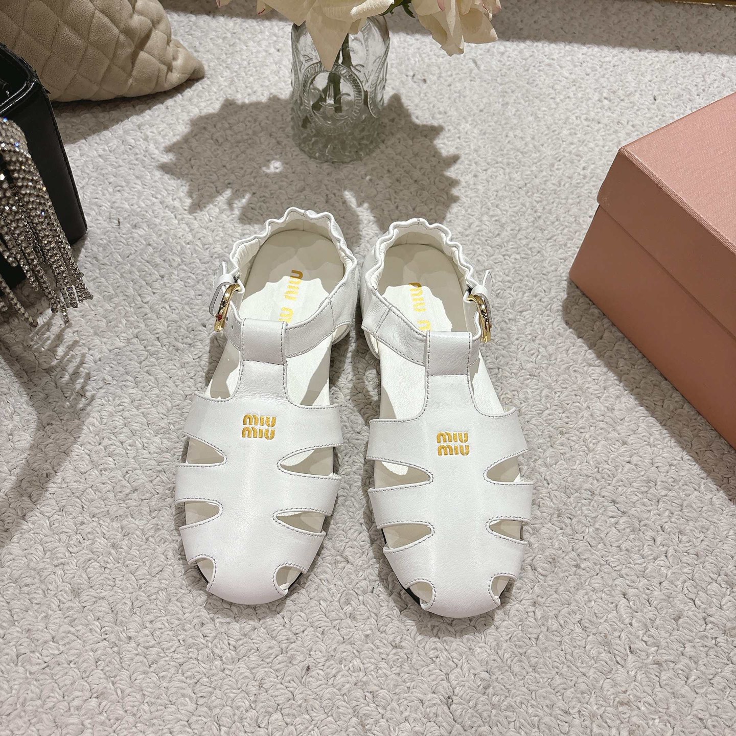 NO:262434,miumiu 2025 Early Spring and Summer Baotou Roman Sandals Official Spring and Summer Show new style, fashionable and versatile, super versatile whether worn barefoot or with socks!  Original version one-to-one development, custom imported cowhide, inner sheepskin, sole counter, size 34-41 (34.4041 custom made, no return or exchange), sandals, miumiu, sandals, cowhide, sheepskin, socks19860909miumiu 缪缪2025早春夏包头罗马凉鞋 官方春夏走秀新款,时髦百搭,无论光脚穿还是搭配袜子穿都超级百搭！原版一比一开发 鞋面定制进口牛皮 内里羊皮 鞋底专柜大底 码数34-41（34.4041订做不退换）,凉鞋,miumiu,sandals,cowhide,sheepskin,socks,Women's Shoes