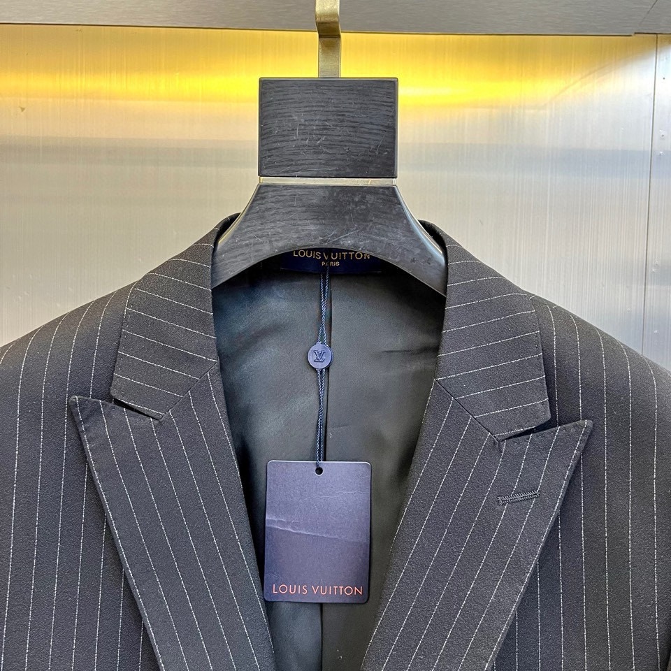   整套,单西,西裤。 LV路易威登 驴家 新款条纹西服 口袋定制五金老花标识 手袖品牌标识LOGO 很