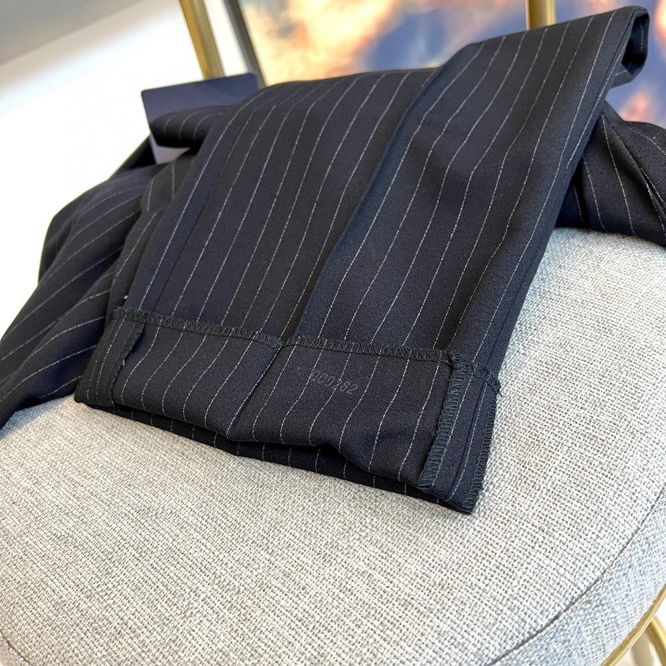   整套,单西,西裤。 LV路易威登 驴家 新款条纹西服 口袋定制五金老花标识 手袖品牌标识LOGO 很