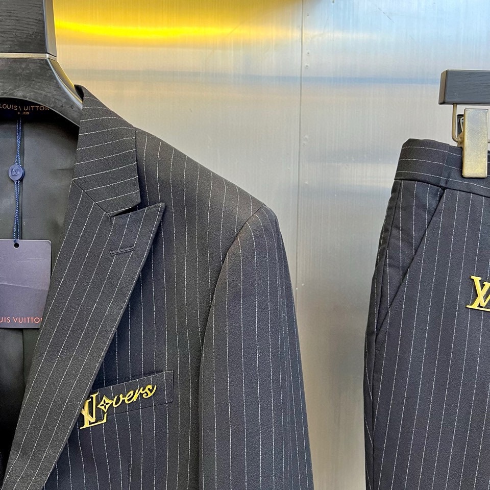   整套,单西,西裤。 LV路易威登 驴家 新款条纹西服 口袋定制五金老花标识 手袖品牌标识LOGO 很