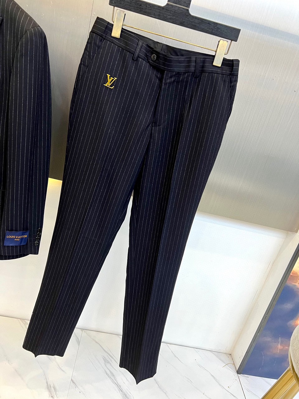   整套,单西,西裤。 LV路易威登 驴家 新款条纹西服 口袋定制五金老花标识 手袖品牌标识LOGO 很