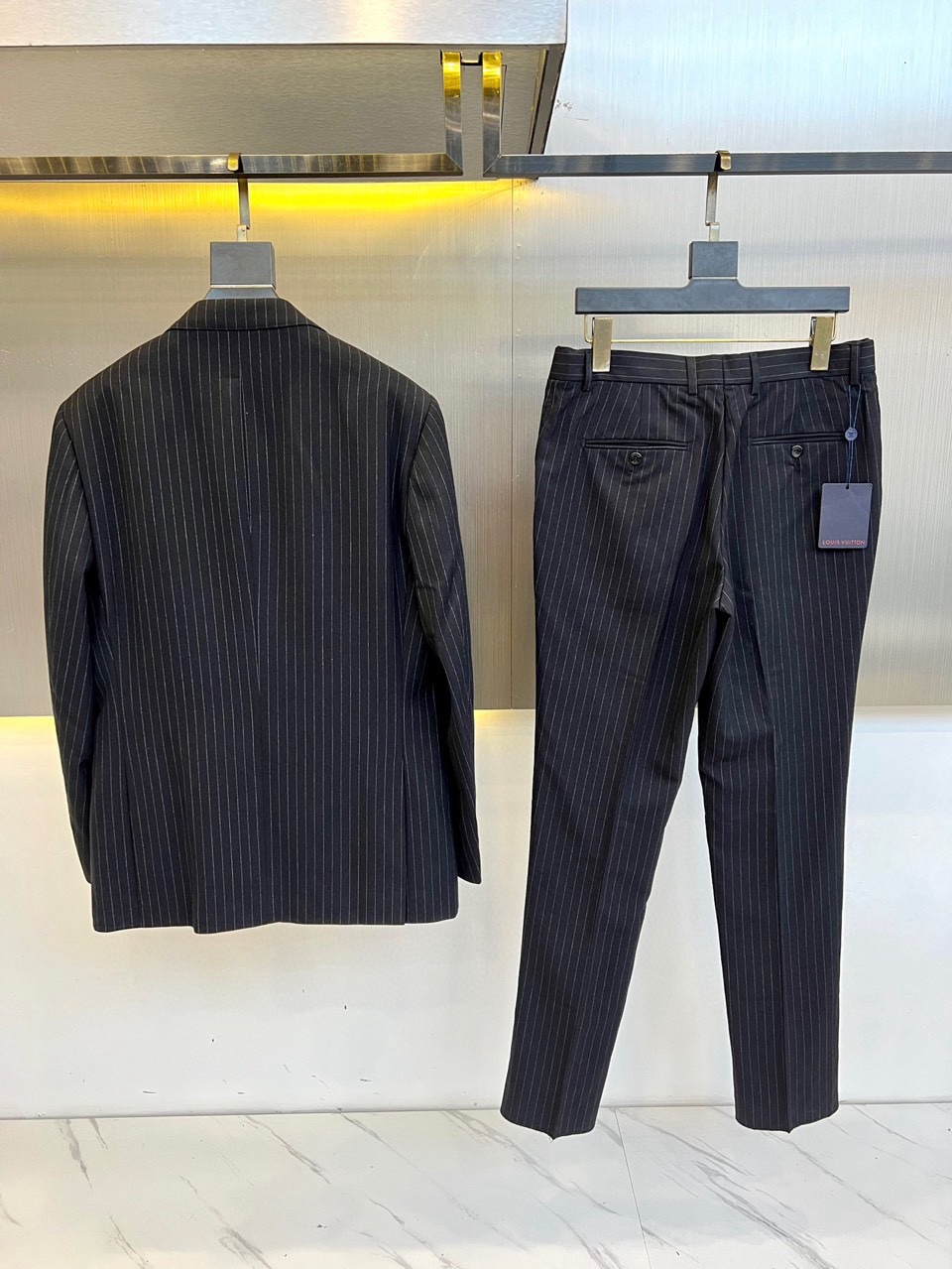   整套,单西,西裤。 LV路易威登 驴家 新款条纹西服 口袋定制五金老花标识 手袖品牌标识LOGO 很