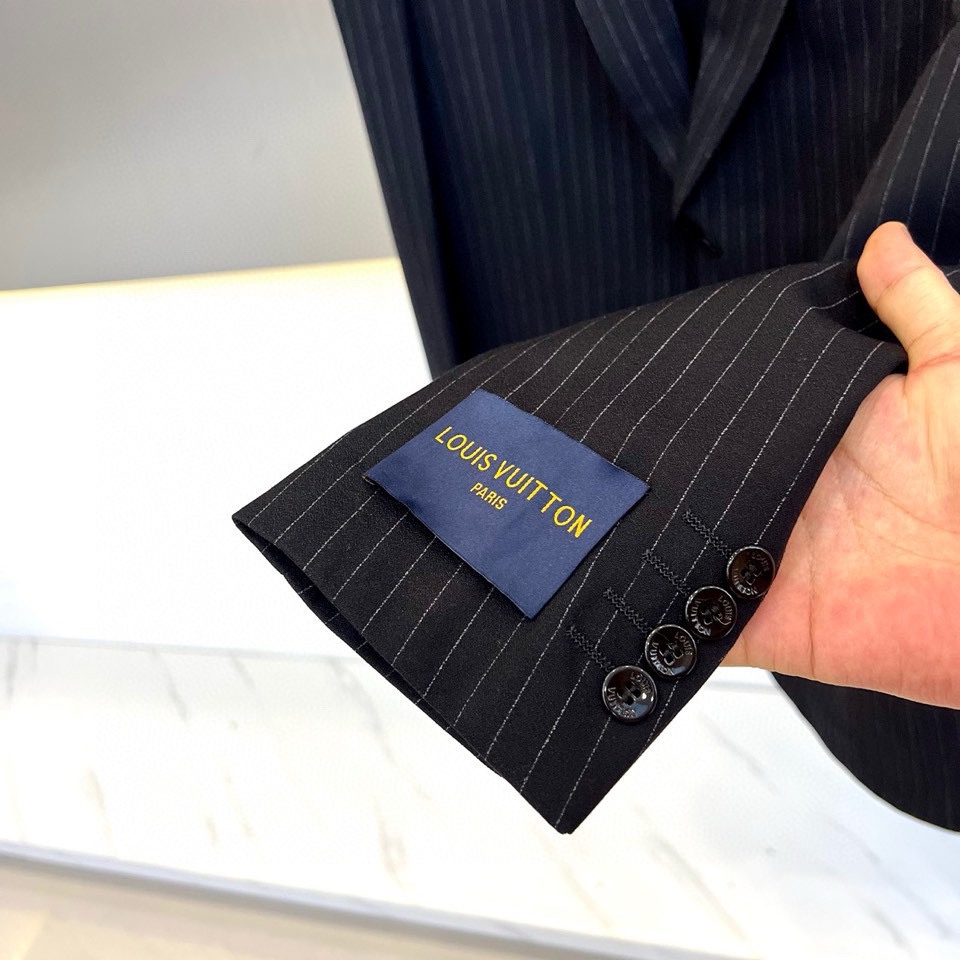   整套,单西,西裤。 LV路易威登 驴家 新款条纹西服 口袋定制五金老花标识 手袖品牌标识LOGO 很