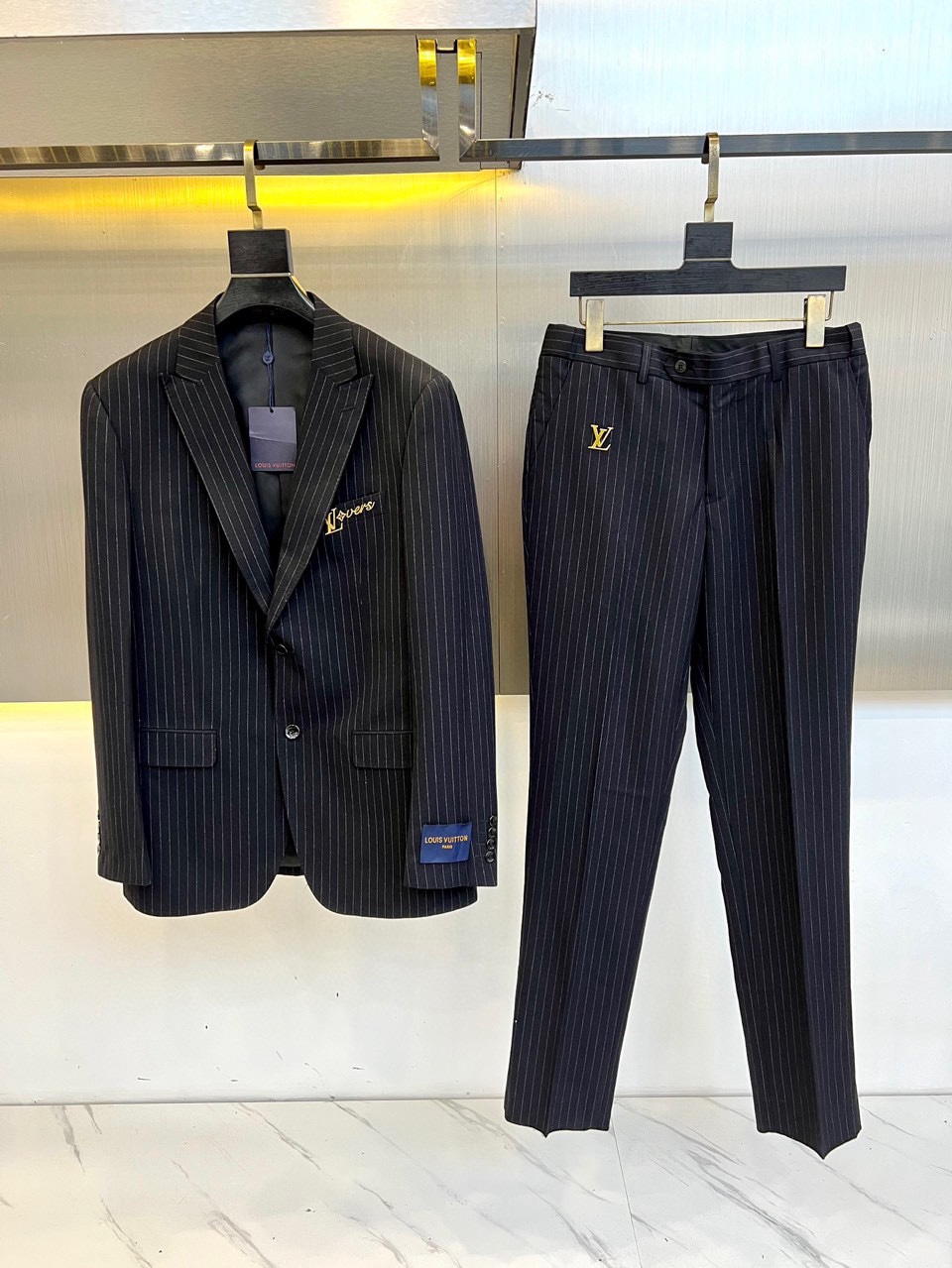   整套,单西,西裤。 LV路易威登 驴家 新款条纹西服 口袋定制五金老花标识 手袖品牌标识LOGO 很