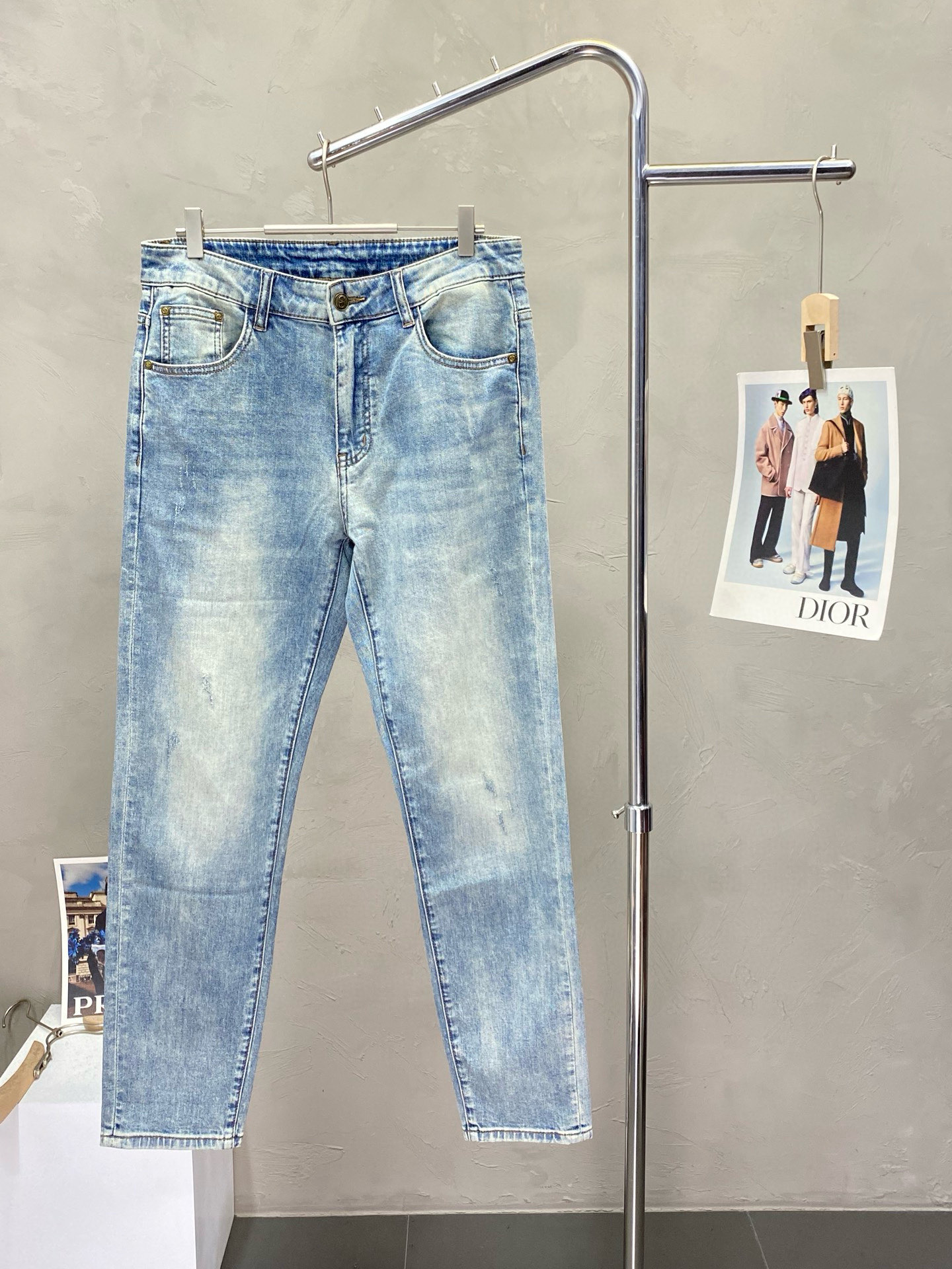 NO:159850,Price adjustment.VALENTINO Valentino exclusively offers new styles of casual jeans high-end version!  Customized fabrics for counters are breathable and comfortable, with impeccable details, and the brand element design concept reflects high quality. The feel is delicate and soft!  It is casually cut, with a great upper body style!  Number of codes: 29-36, valentino, valentino, jeans, alexander wang19860909调价.VALENTINO华伦天奴独家专供新款 休闲牛仔裤高端版本！专柜定制面料 透气舒适度高,细节无可挑剔,品牌元素设计理念,体现高品质.手感细腻柔软！呈现休闲裁剪,上身版型超赞！码数:29-36,,valentino,valentino,jeans,alexander wang,Men's clothing