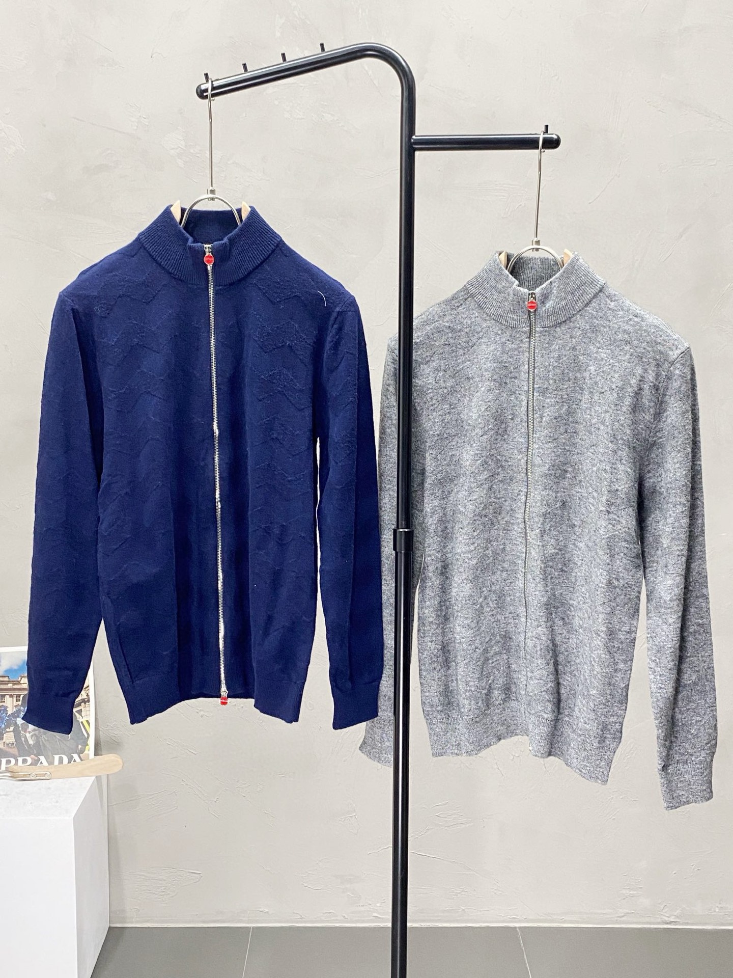 NO:573382,Special price. Gray 50.KITON new original men's casual autumn and winter sweater jacket, high-end customization, high-end version, fashionable and versatile imported fabrics, super soft and delicate to the touch, skin-friendly and comfortable to wear, high-end boutique, the upper body is exquisitely made by the OEM, a must-have item for men,, jackets & coats, sweaters, alexander wang19860909特价.灰50.KITON 新款原单男士休闲秋冬毛衣外套 高端定制 高端版本 时尚百搭爆款进口面料 手感超柔软细腻 穿着亲肤舒适 高端精品 代工厂精细做上身非常赞 男士必备单品,,jackets & coats,sweaters,alexander wang,Men's clothing