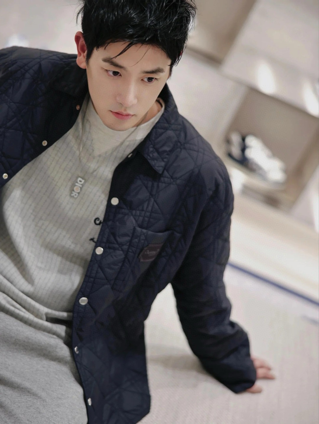 NO:520482,.Dior diamond lattice quilted cotton clothing The fabric is made of 50D nylon high-density inclined, the surface cloth is made of quilted cloth quilted embroidery technology, light nylon thick thread, the bottom is 800# non-woven middle layer, one inch 11 pins, the whole piece of clothing has a long line distance, the front and back pockets of the whole piece are restored and cut flowers, and the left and right grids are centered, imported from Japan, embroidery machine, water-soluble cloth bottom pure cotton embroidery thread embroidery, semi-finished product dissolves the cloth from cold water to make it into a chapa, matching with letter logo with painted cushion. size46.48.50.52,,dior,alexander wang19860909.Dior 菱形格绗绣棉服 面料采用50D尼龙高密斜,面布采用匹布绗绣工艺,光锦纶粗线,底为无纺布中间夹层800# 洗水棉,一寸11针超密线距,整件衣服前后幅口袋对格对线条还原花裁剪,左右幅格子分别居中,日本进口百灵达绣花机刺绣,水溶布帛垫底纯棉绣花线刺绣,半成品冷水溶解掉布帛制作成章仔,配套带字母logo手感漆面四合扣. size46.48.50.52,,dior,alexander wang,Men's clothing